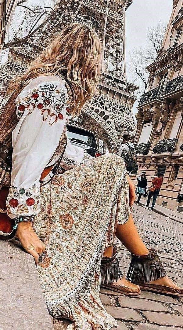 Một người phụ nữ ngồi trên bậc thang tháp Eiffel Hình nền