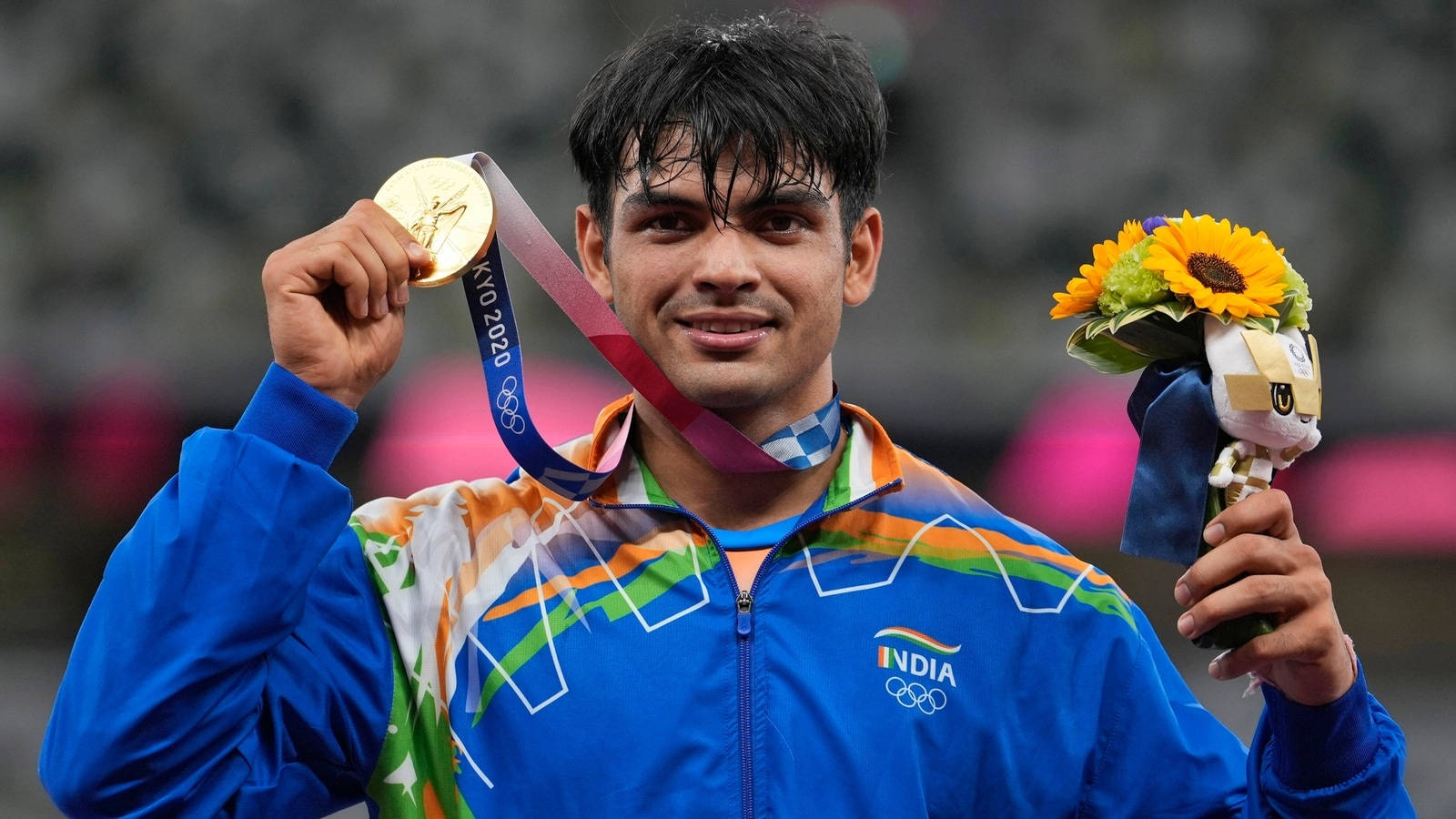 Neeraj Chopra với tấm huy chương Hình nền
