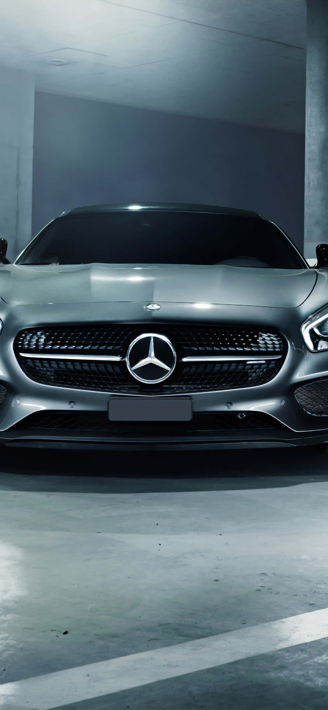Nền iPhone Xs Mercedes Amg bạc trong bãi đỗ xe Hình nền