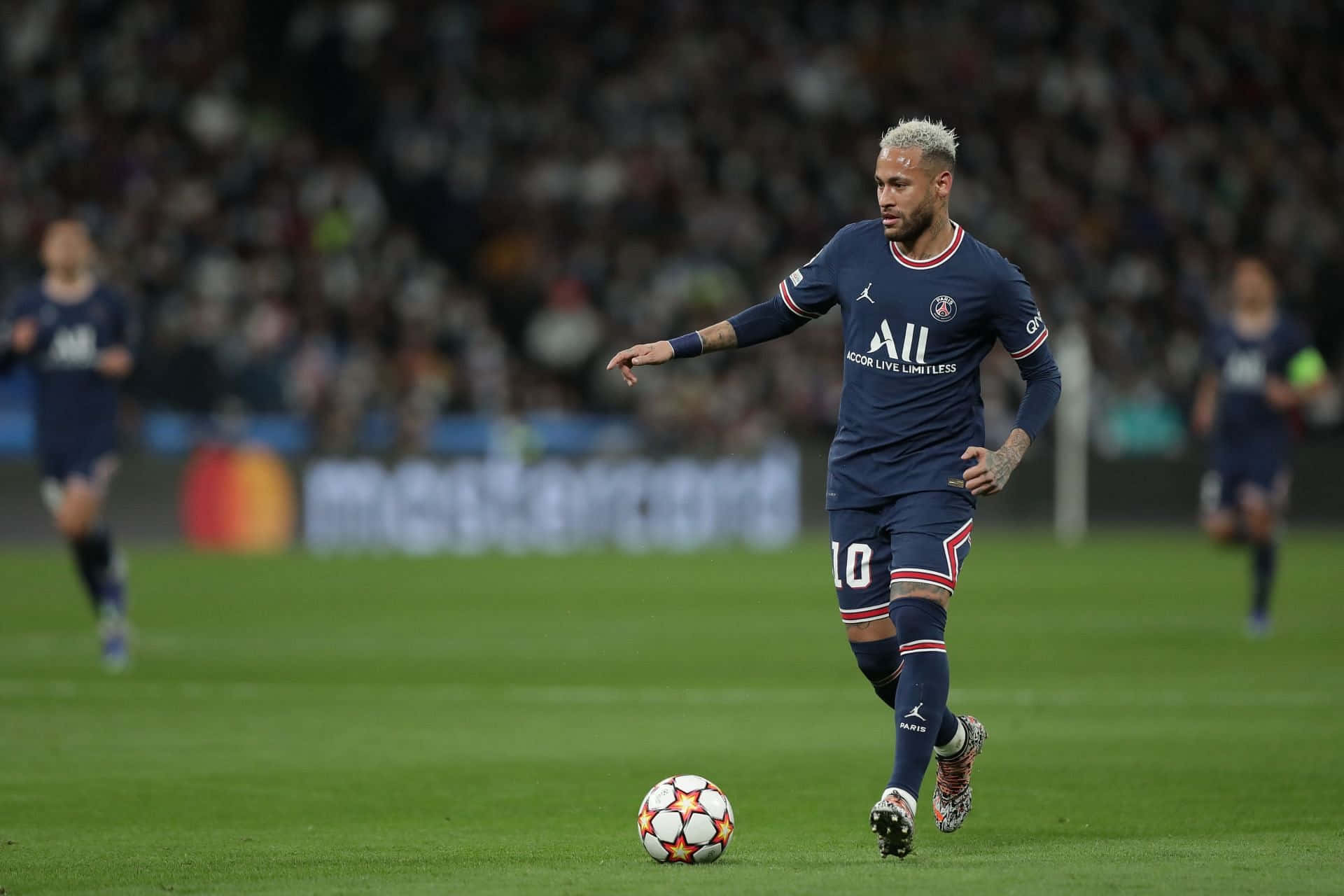 Neymar rê bóng qua đối thủ. Hình nền