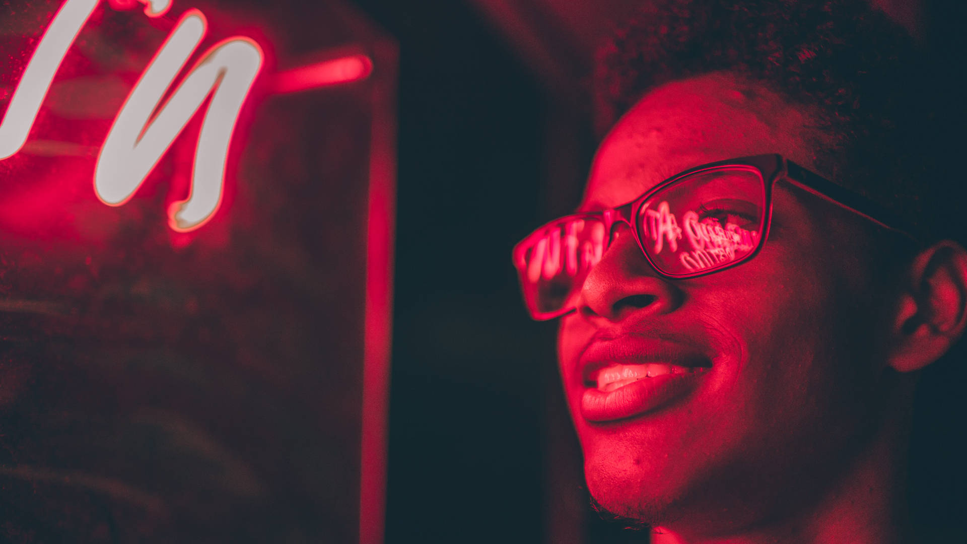 Người đàn ông da đen nụ cười neon Hình nền