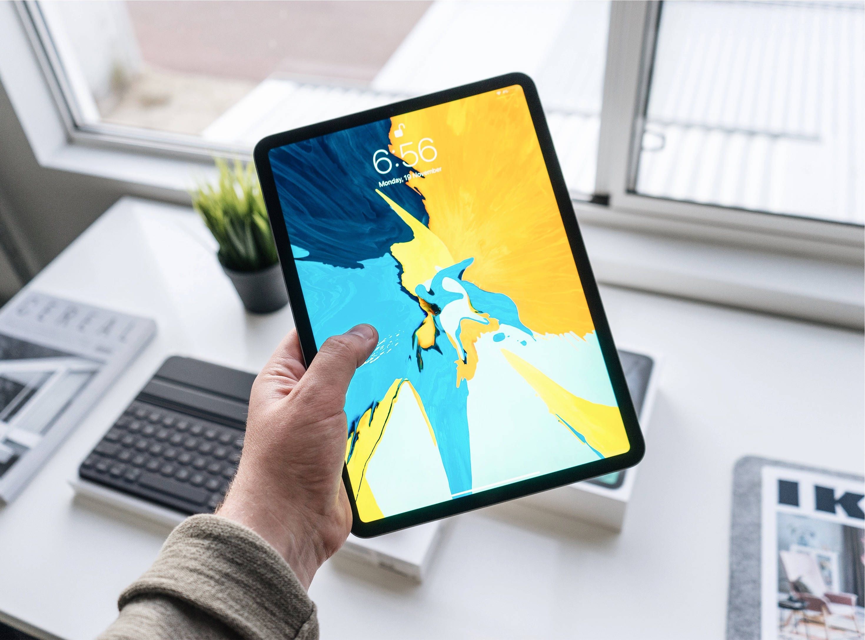 Người Cầm Apple iPad Pro Hình nền
