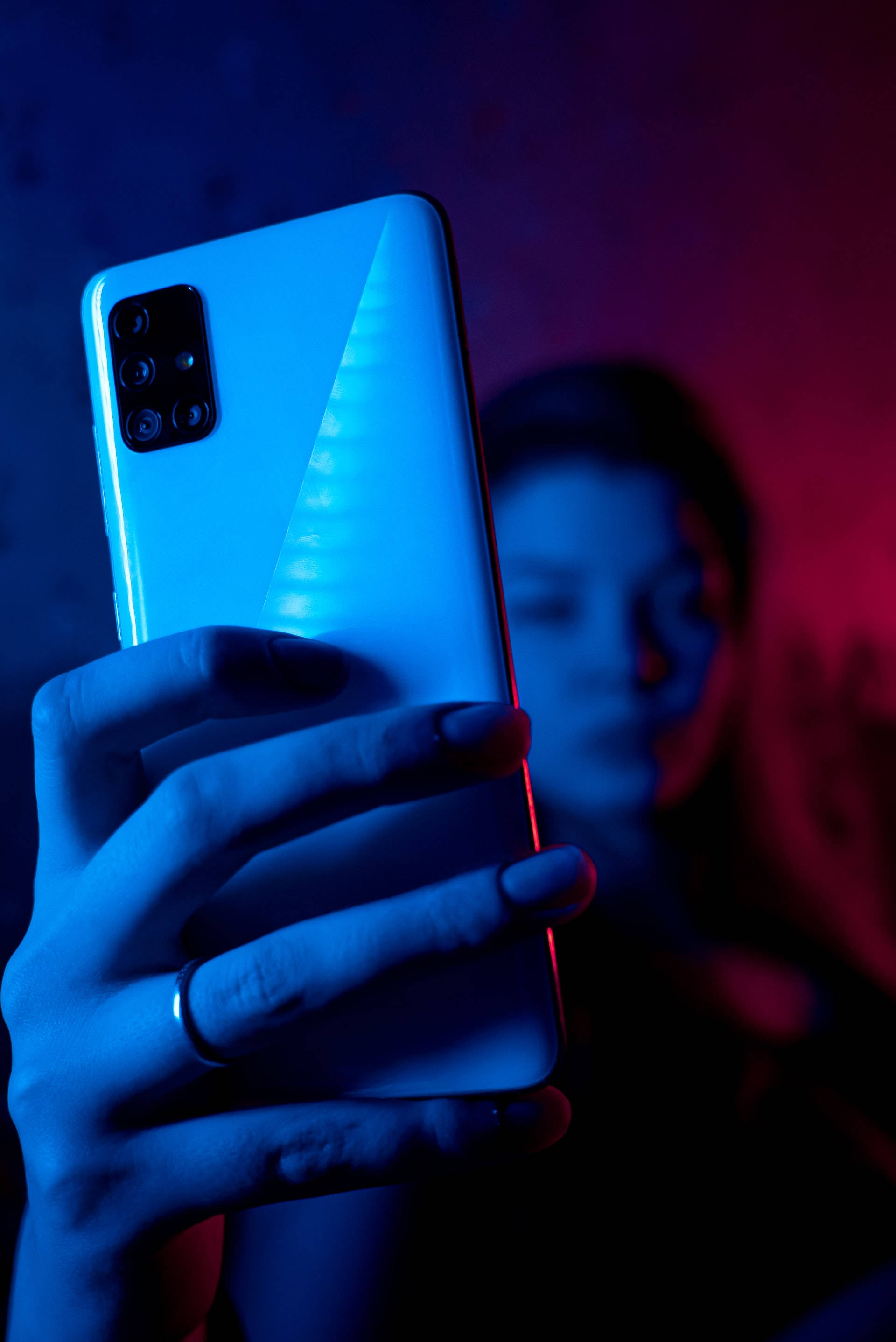 Người Phụ Nữ Với Điện Thoại Trong Ánh Neon Xanh iPhone Hình nền