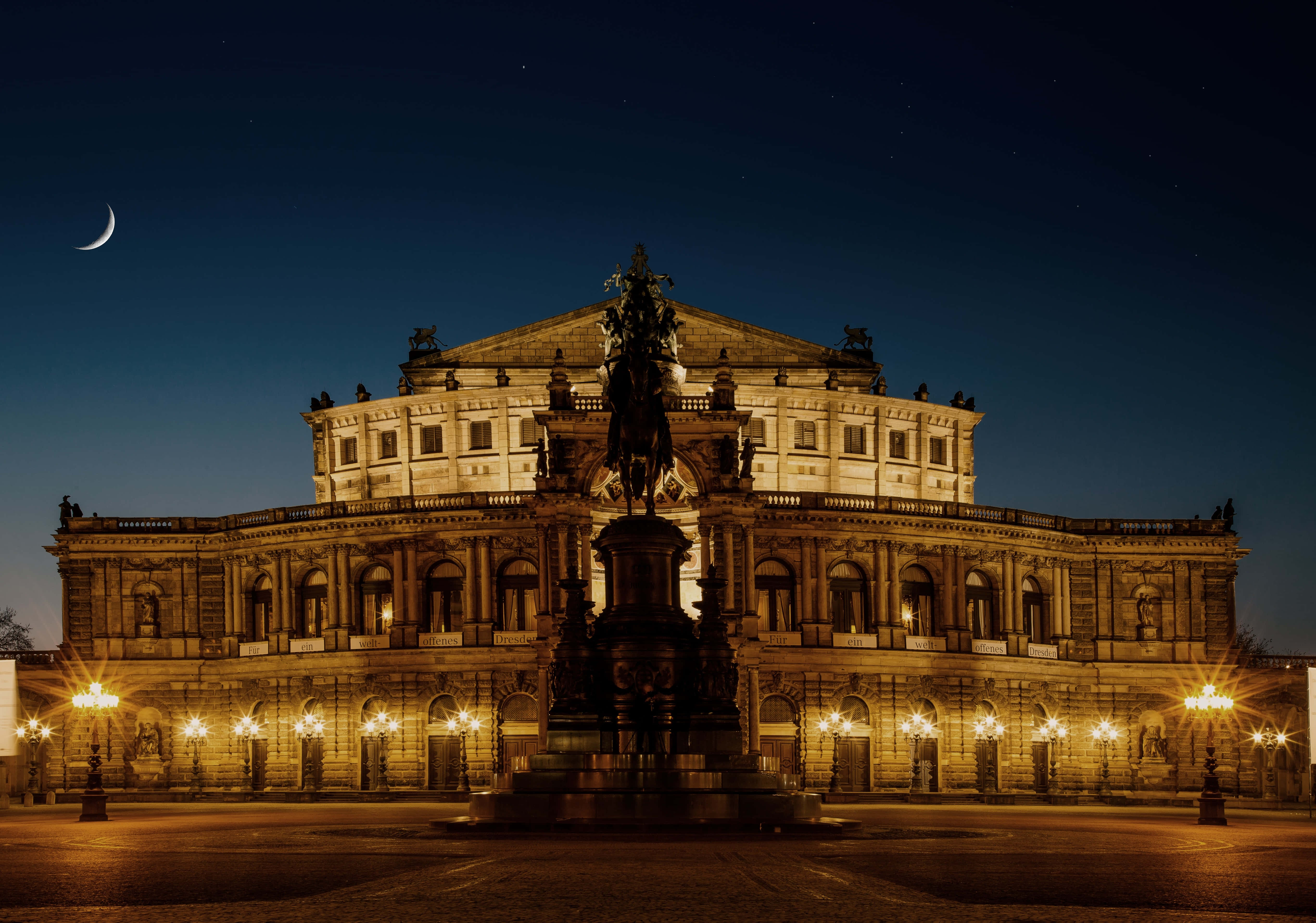 Nhà hát Semperoper với mặt trăng Hình nền