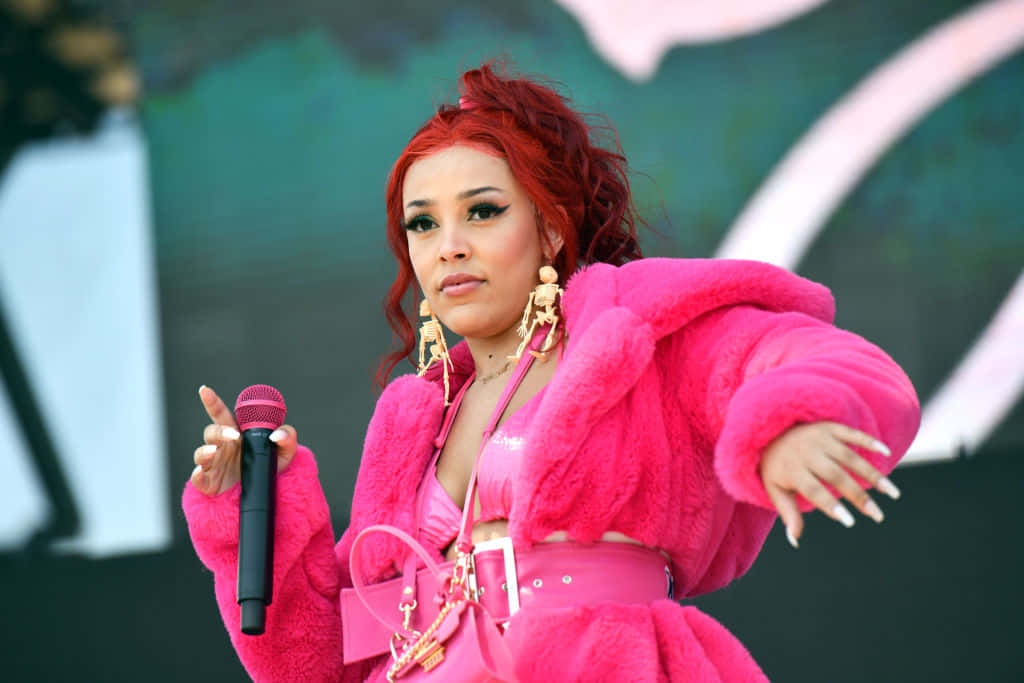 Nhạc sĩ Doja Cat trong phòng thu tại nhà Hình nền