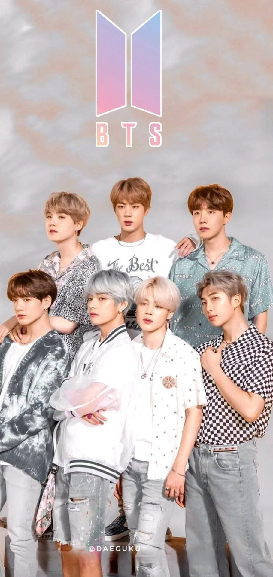 Nhóm Bts dễ thương tạo dáng dưới logo Bts