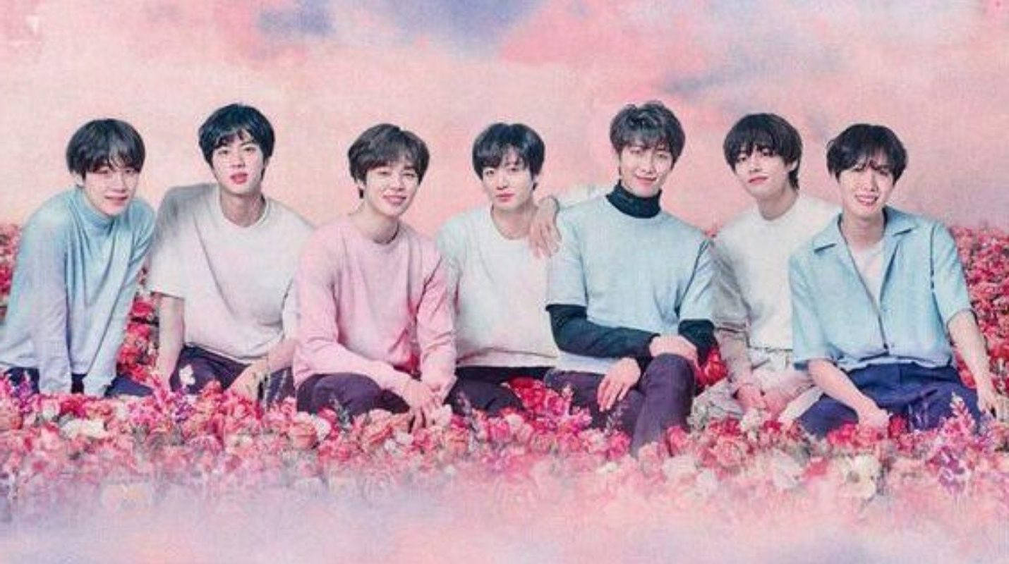Nhóm BTS dễ thương trên cánh đồng hoa hồng