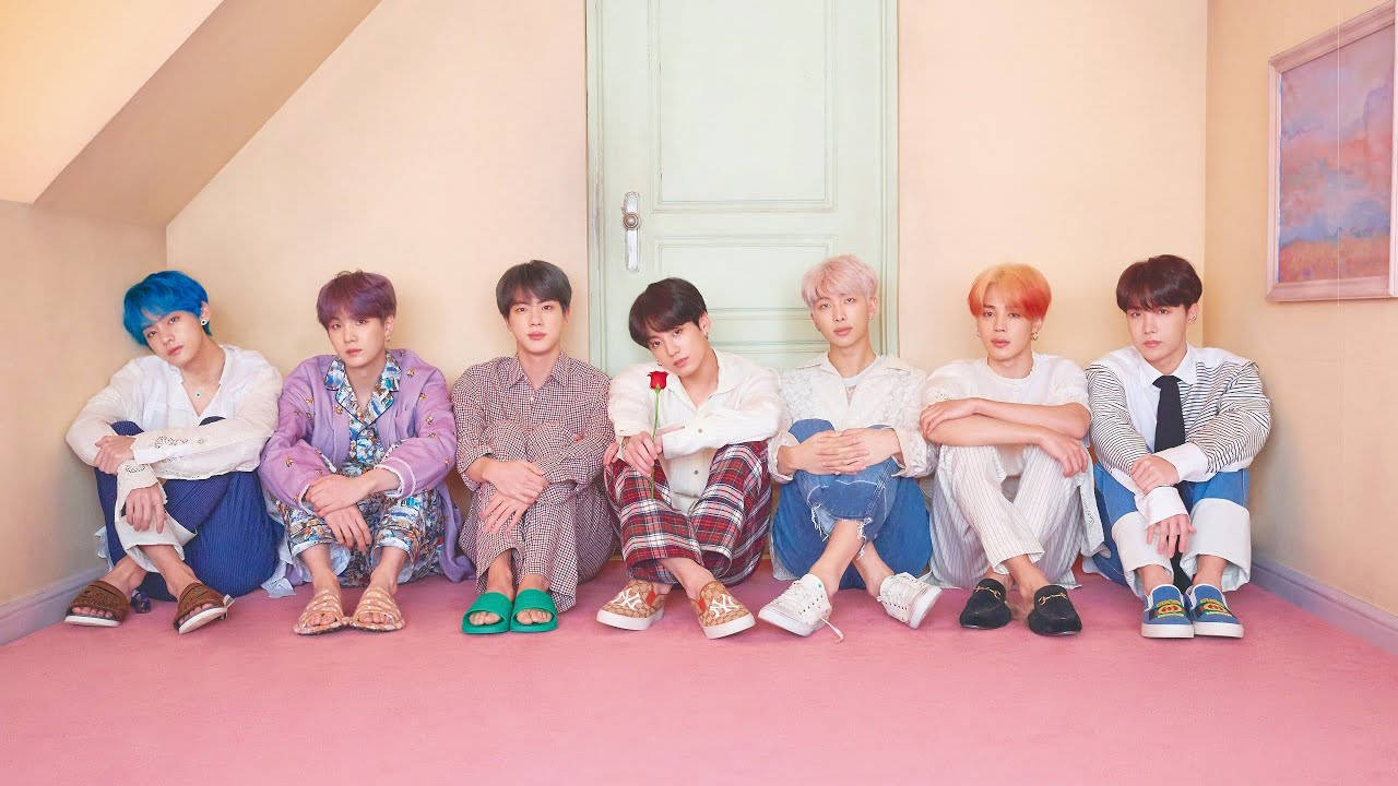 Nhóm BTS dễ thương ngồi cùng nhau trên gác xép Hình nền