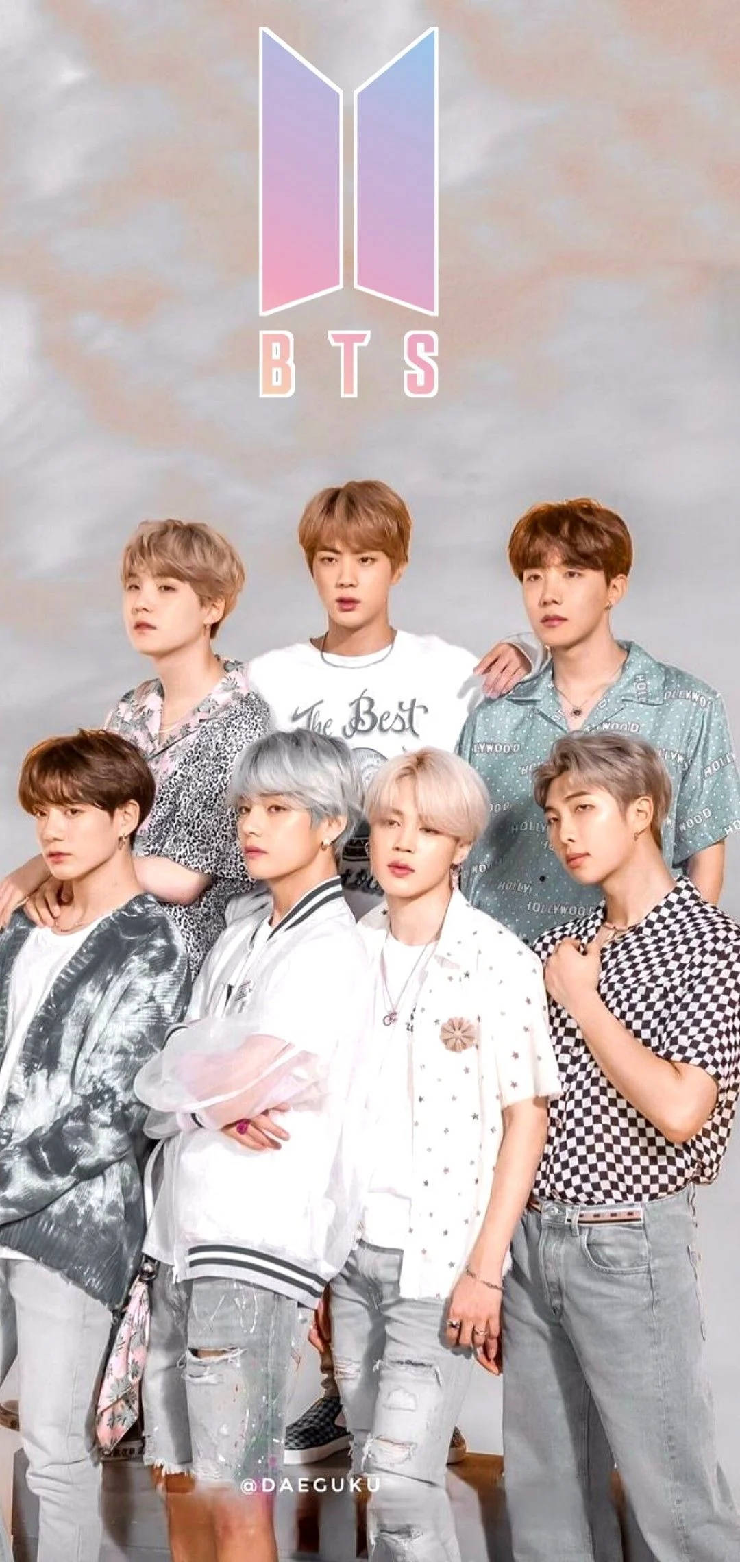 Nhóm BTS dễ thương tạo dáng dưới logo BTS Hình nền
