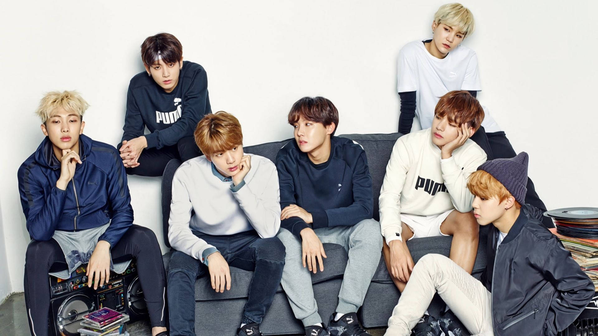 Nhóm BTS Ngồi Trên Ghế Sofa Xanh Trắng Hình nền