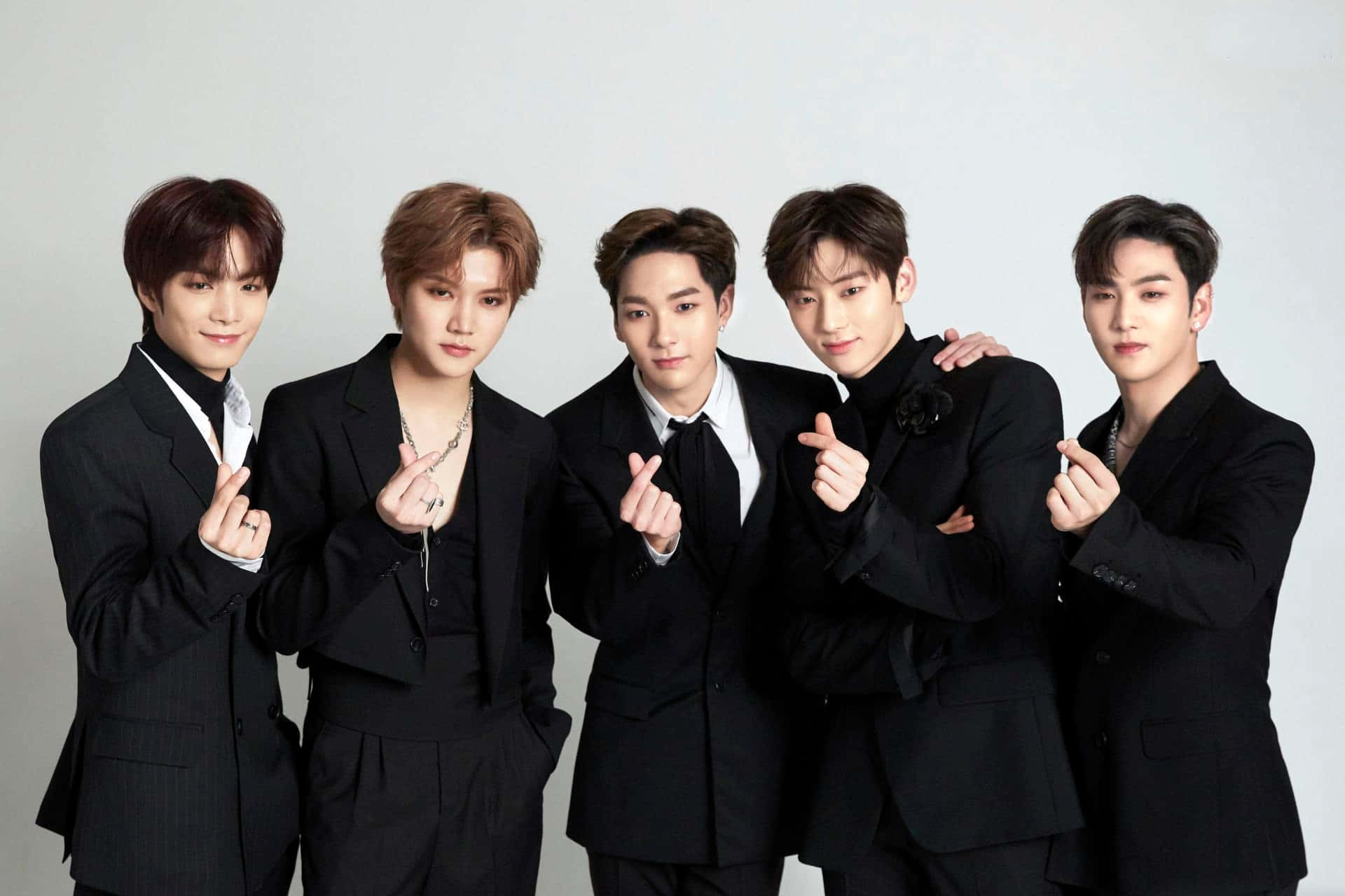 Nhóm nhạc nam Kpop Nuest mặc vest Hình nền