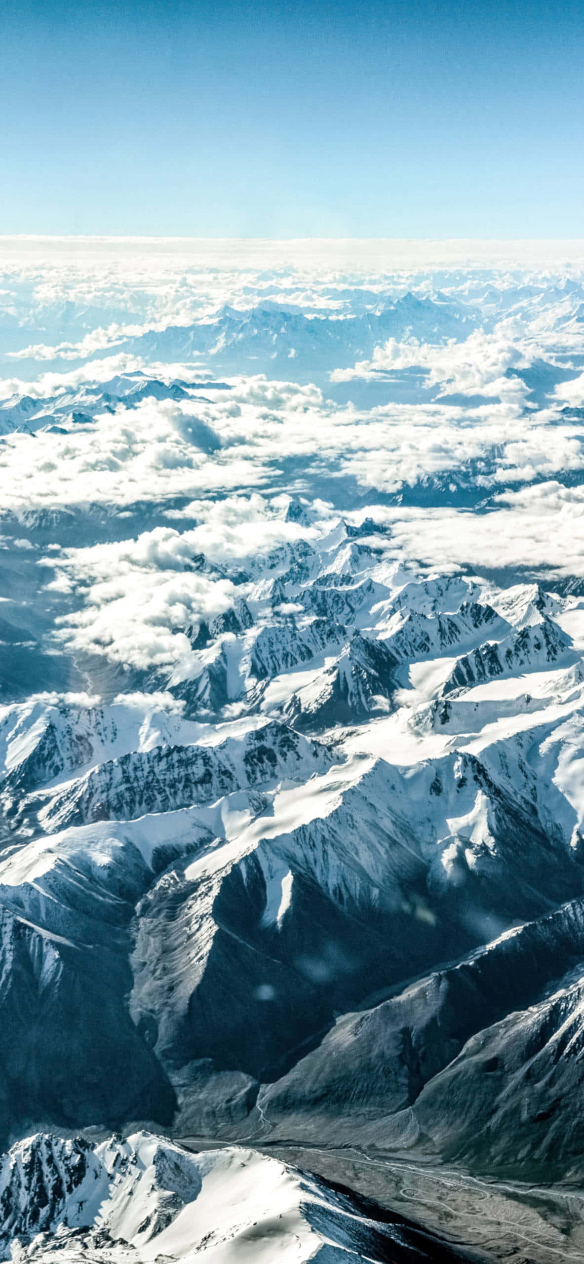Những đỉnh núi Himalaya phủ tuyết vươn lên bầu trời. Hình nền