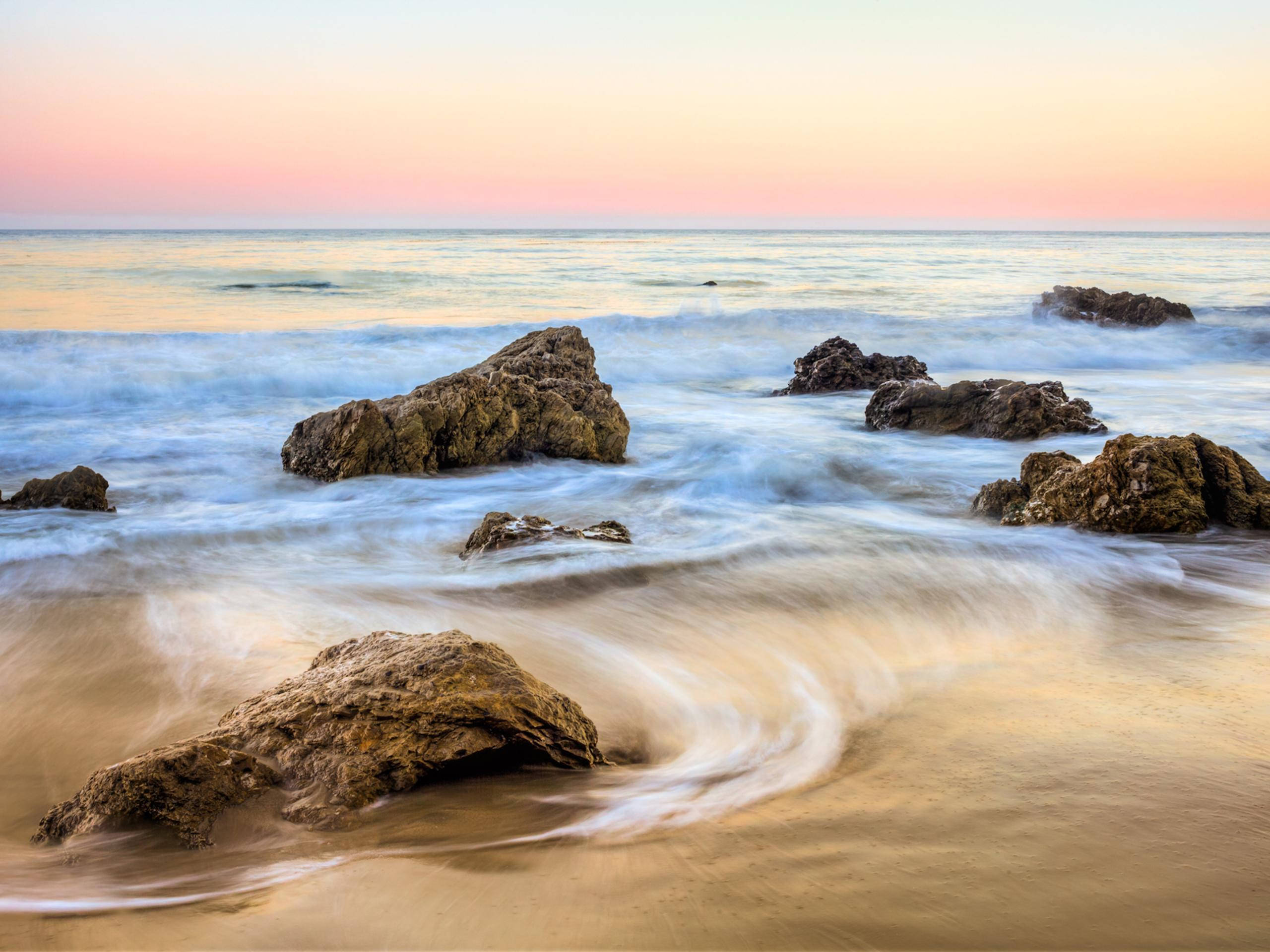 Những tảng đá lớn trên bãi biển Malibu Hình nền