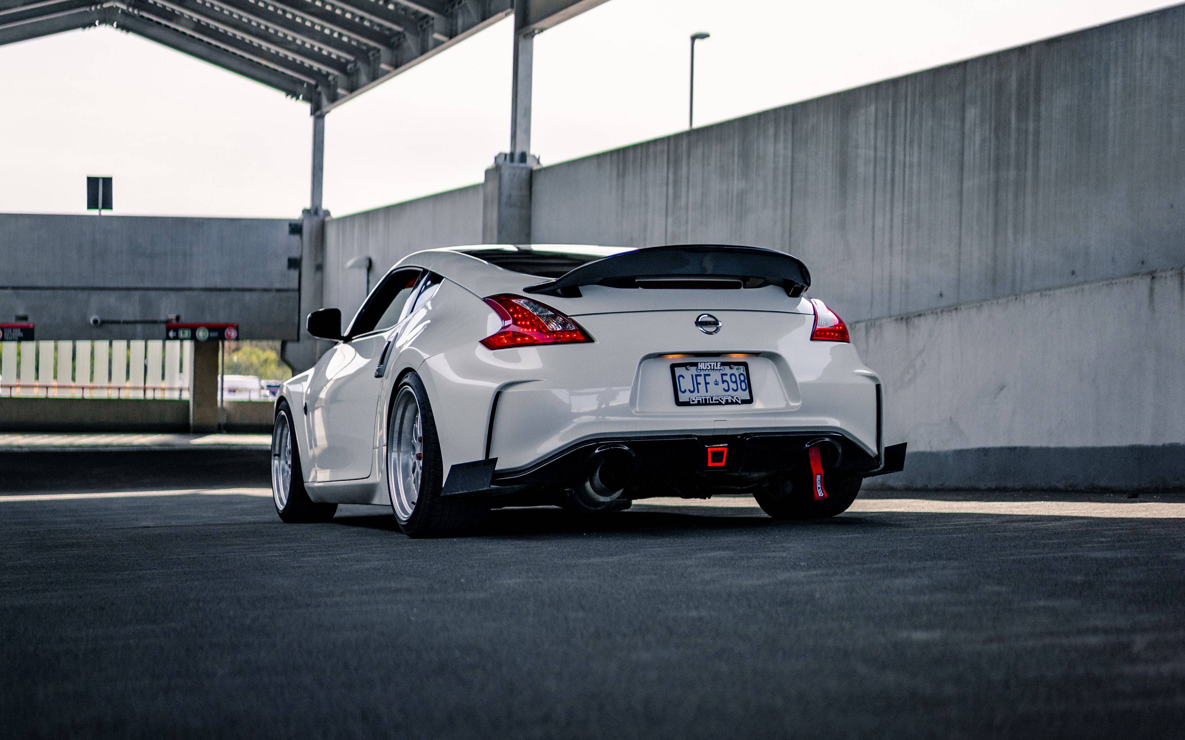 Nissan 370Z tại bãi đỗ xe có mái che Hình nền