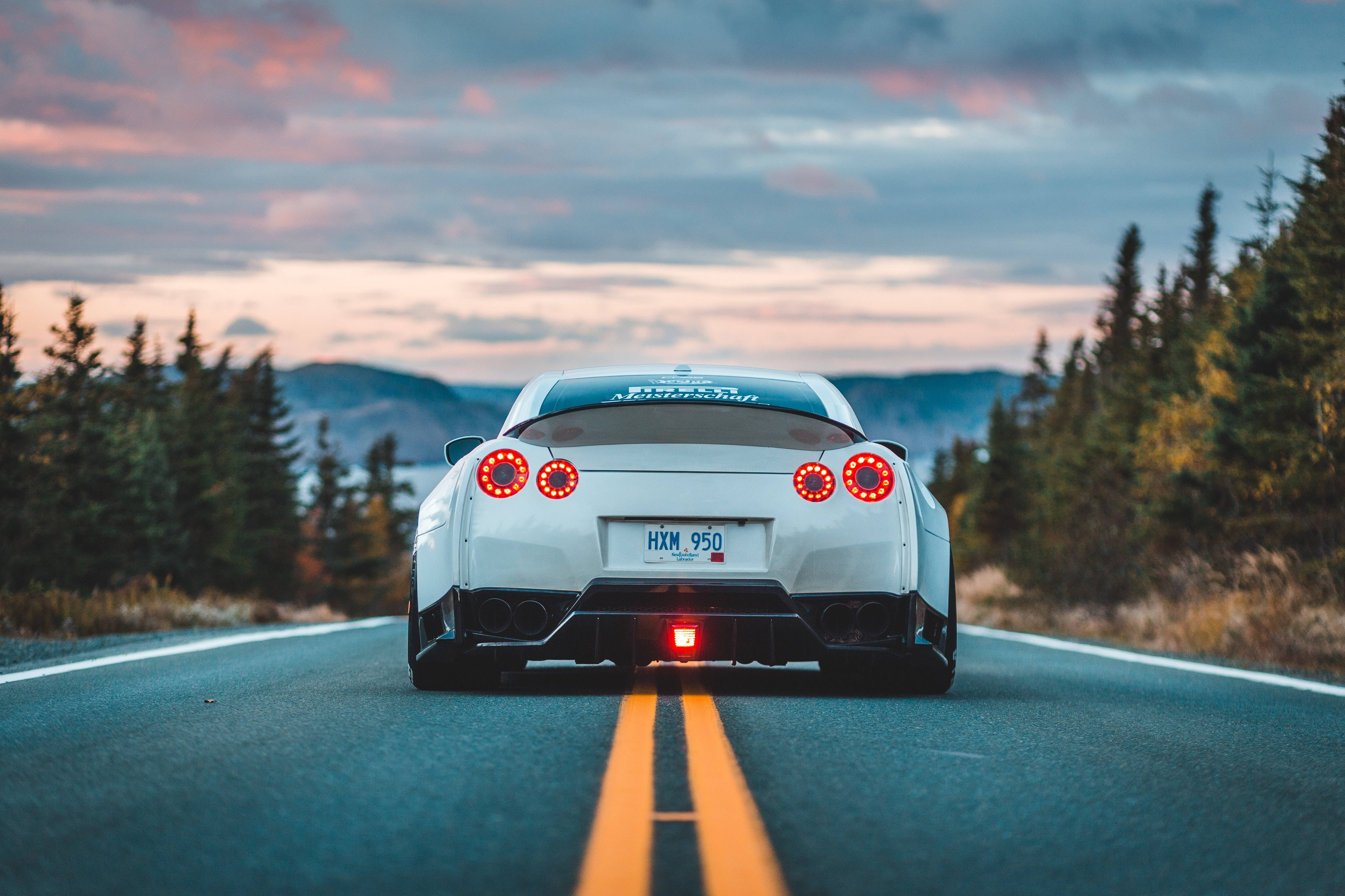 Nissan GT-R lướt qua màn đêm đầy thẩm mỹ Hình nền