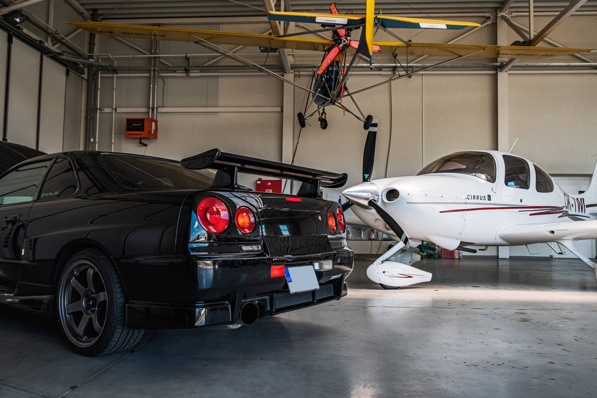 Nissan Skyline GTR R34 Tại Nhà Chứa Máy Bay — Xe hơi GIF Hình nền