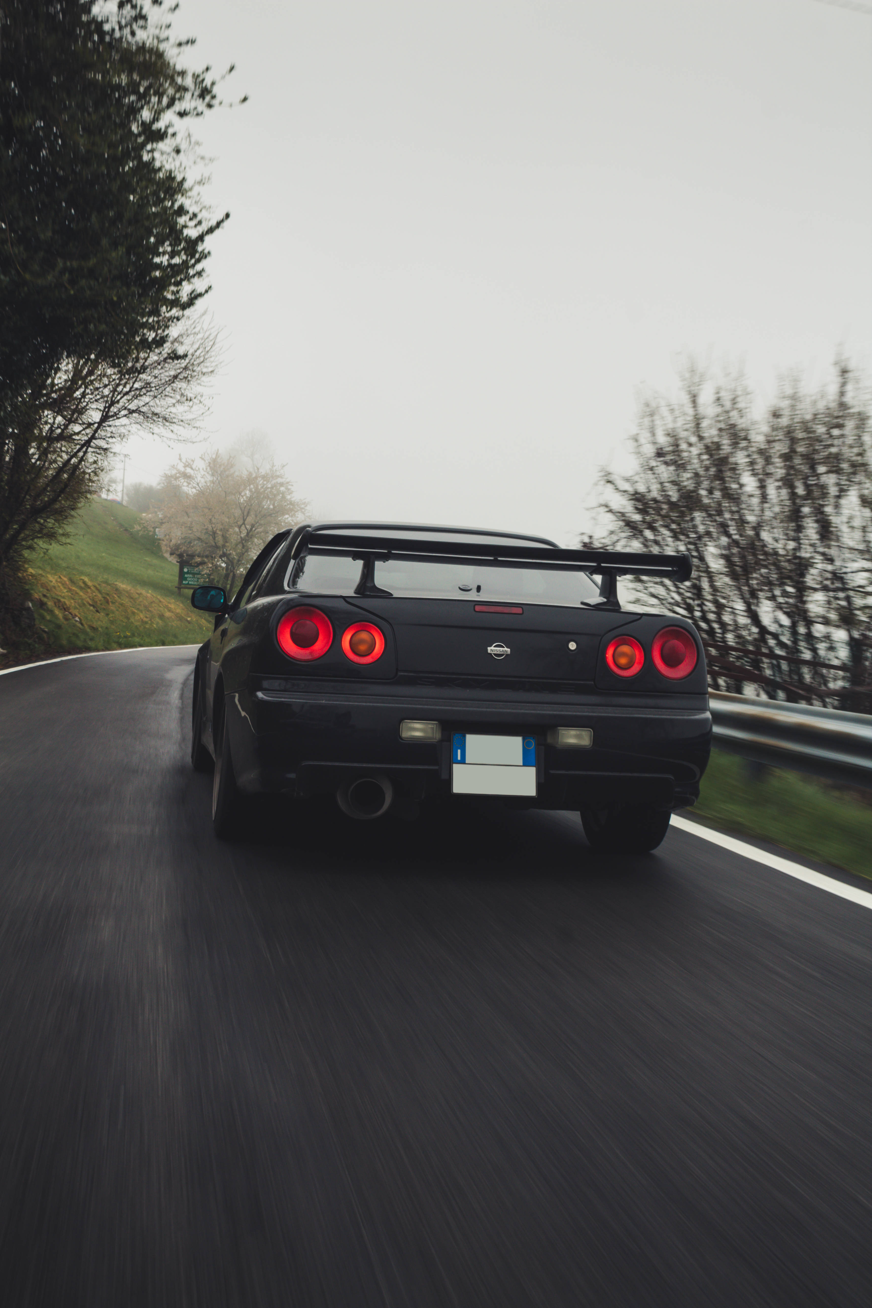 Nissan Skyline GTR R34 trên đường sương mù Hình nền