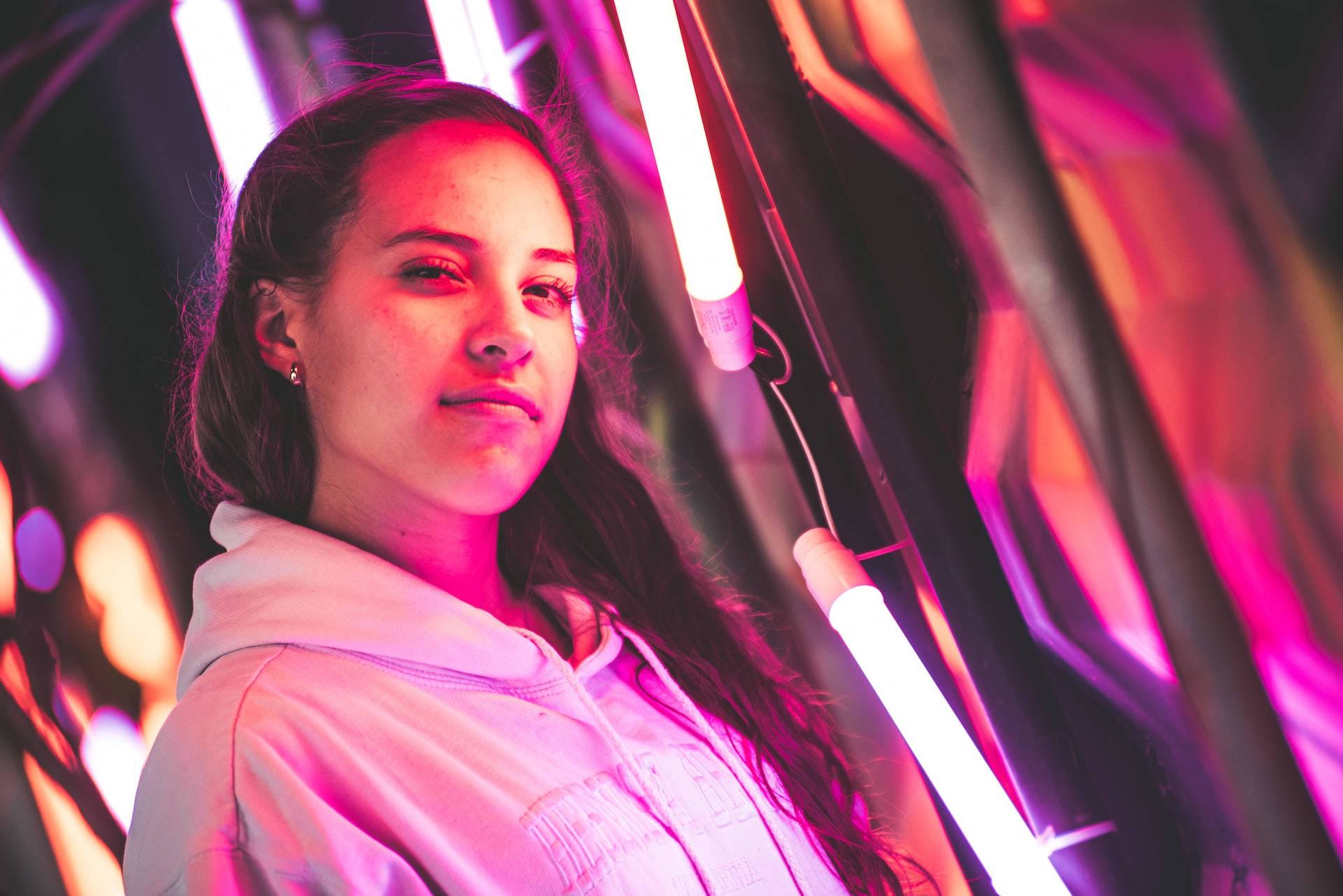 Nụ Cười Ranh Mãnh Dưới Ánh Đèn Neon Hồng Hình nền