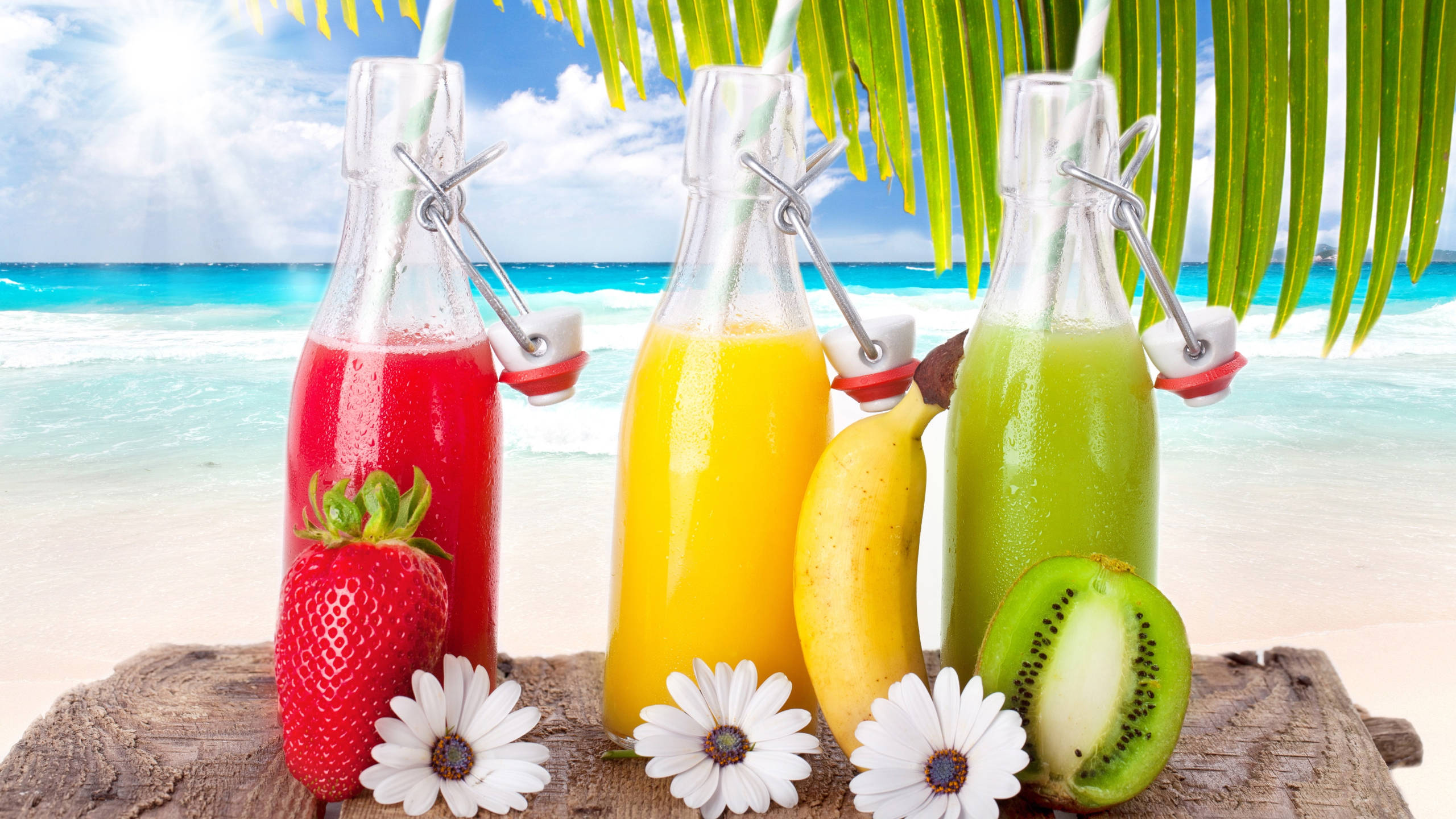 Đồ uống nhiệt đới dâu tây, chuối và kiwi Hình nền