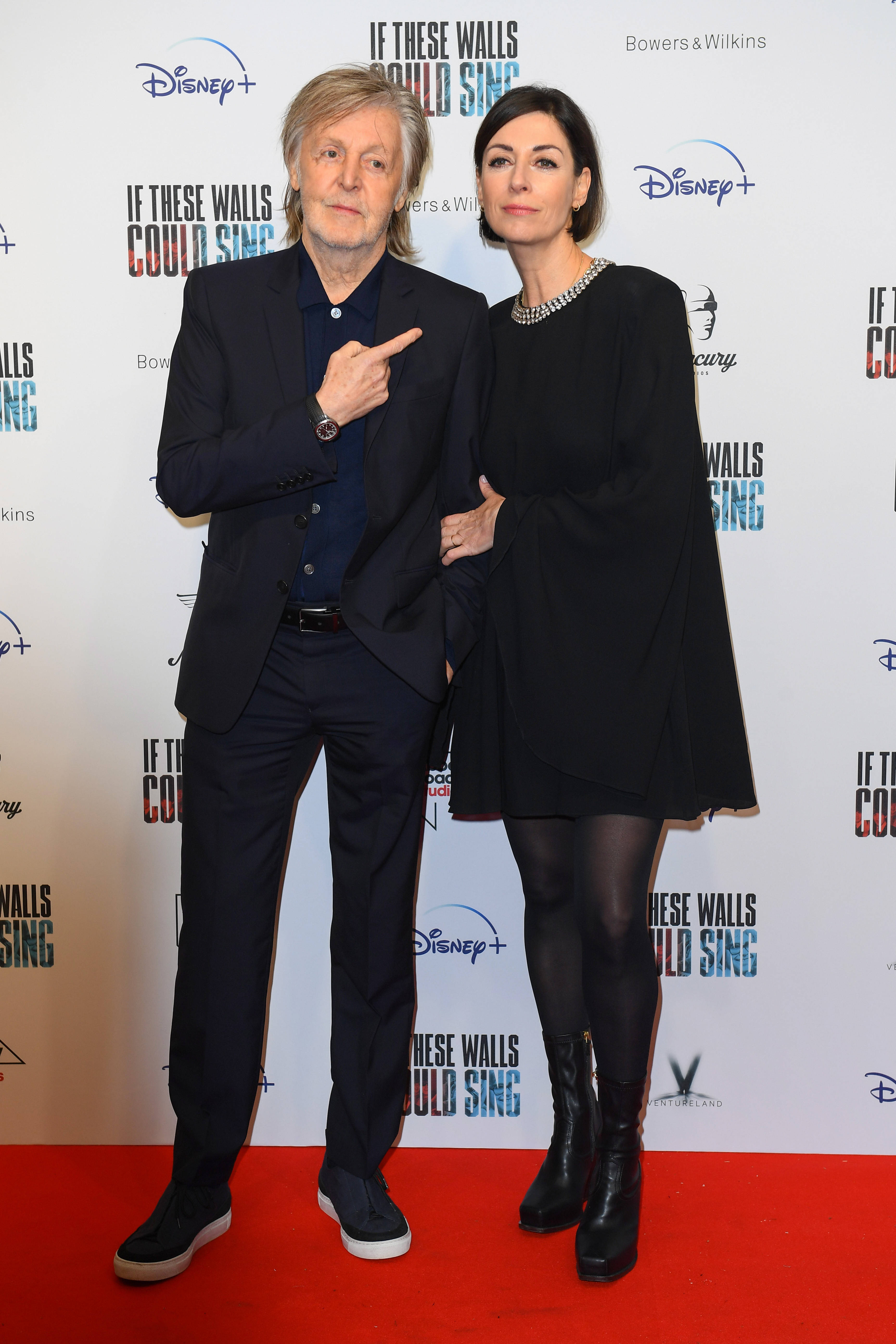 Paul McCartney Chỉ Tay Con Gái Mary Hình nền