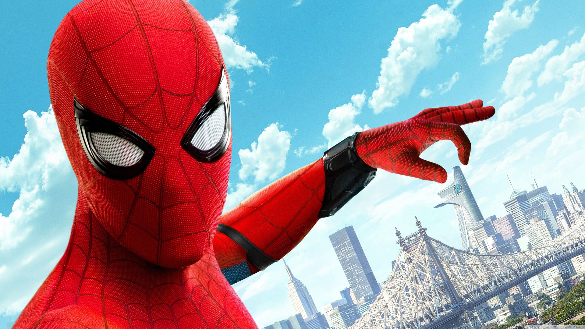 Người Nhện chụp ảnh tự sướng cầm Tháp Avengers và cho thấy nó nhỏ bé.