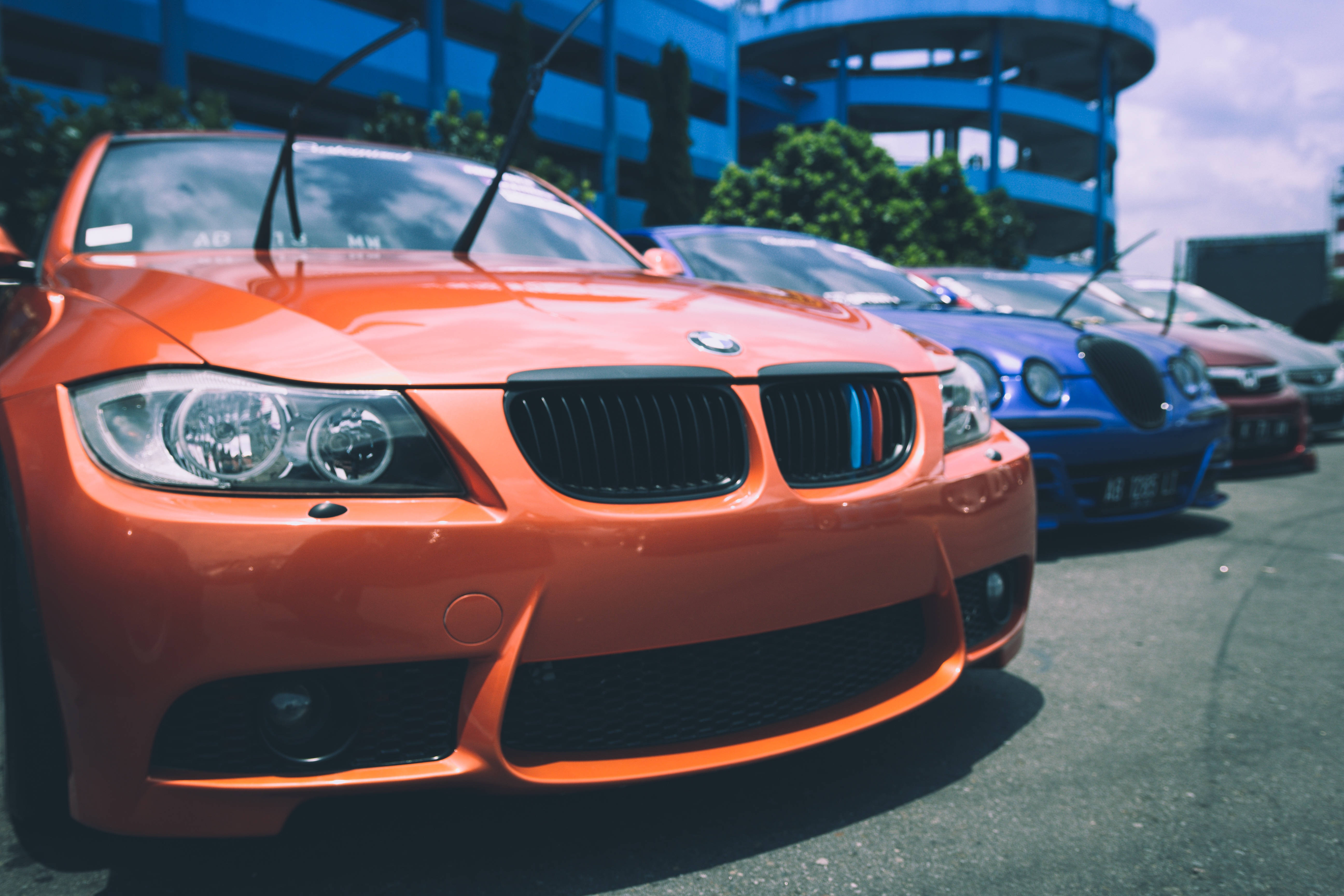 Phía trước những chiếc BMW đỗ Hình nền