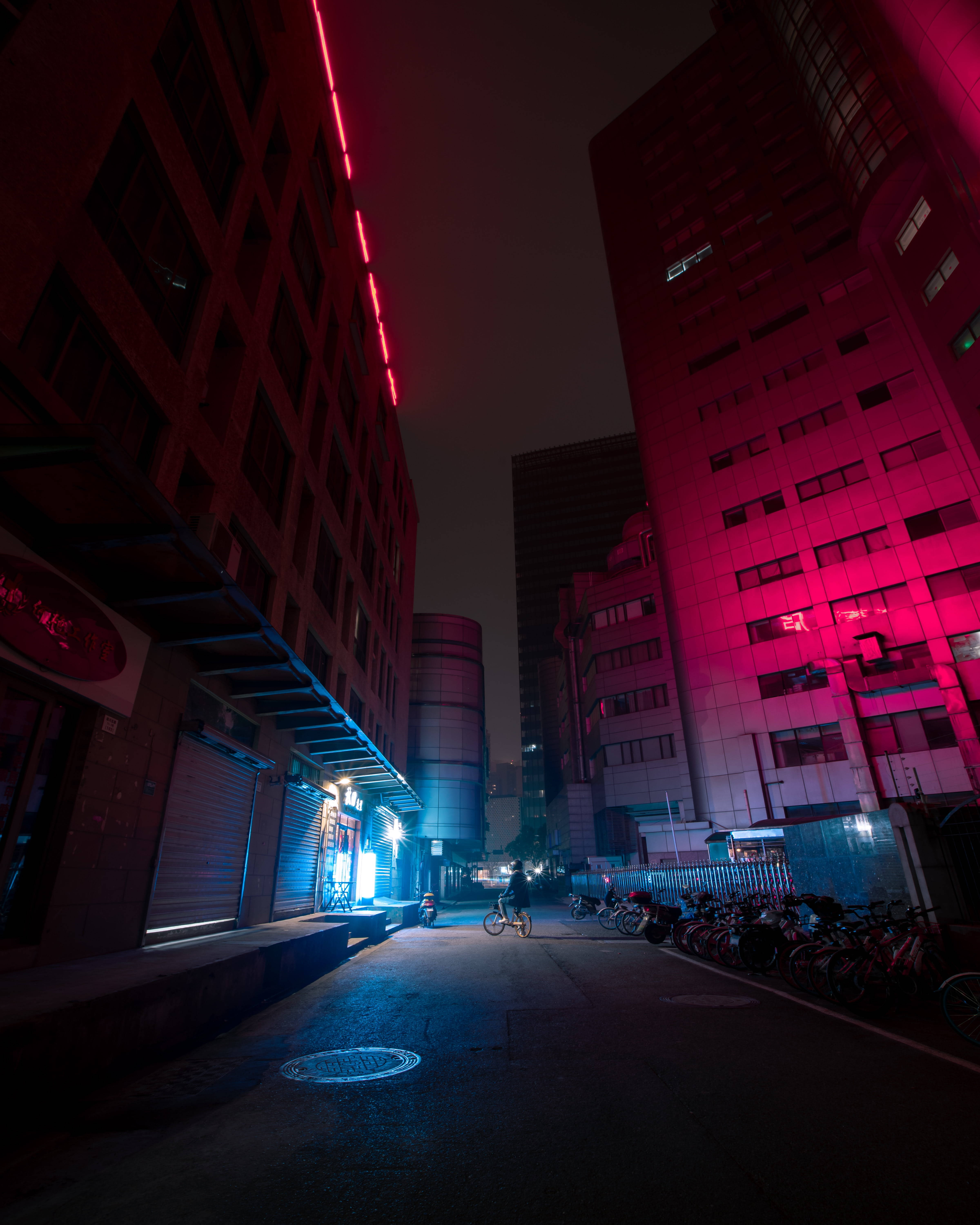 Phố Neon Tối Với Xe Đạp Hình nền