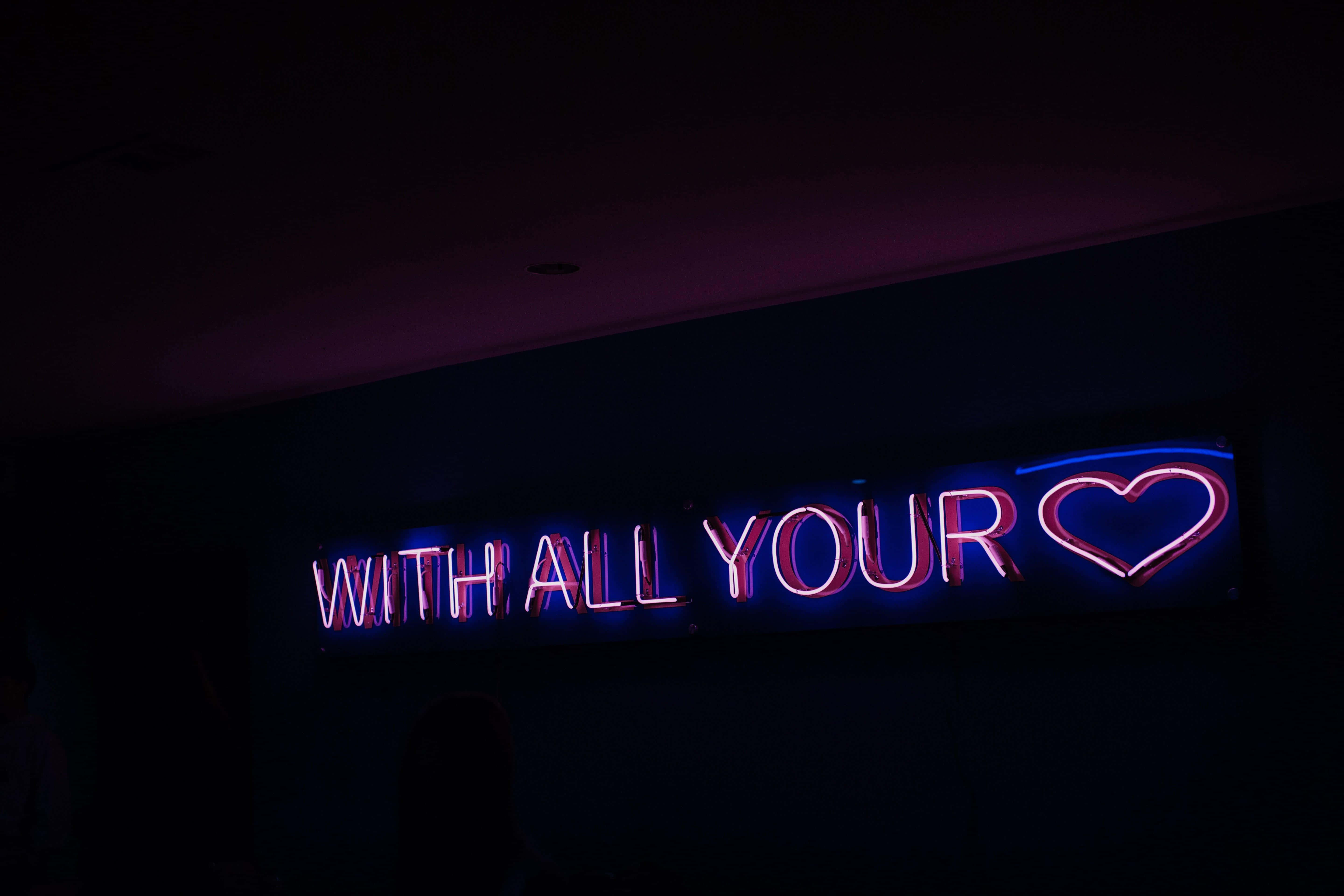 "Phố thị neon tương phản với ánh đèn mờ và bóng hình." Hình nền