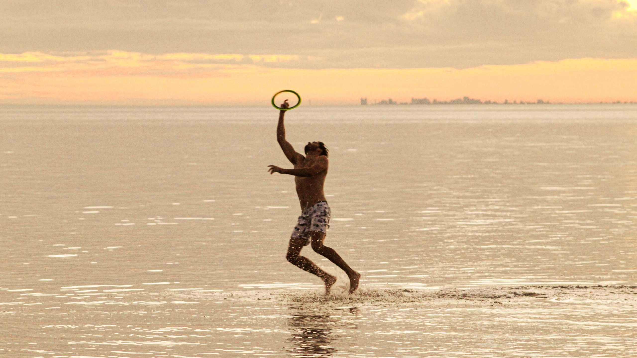 Phông nền thể thao Frisbee bãi biển 1440p Hình nền
