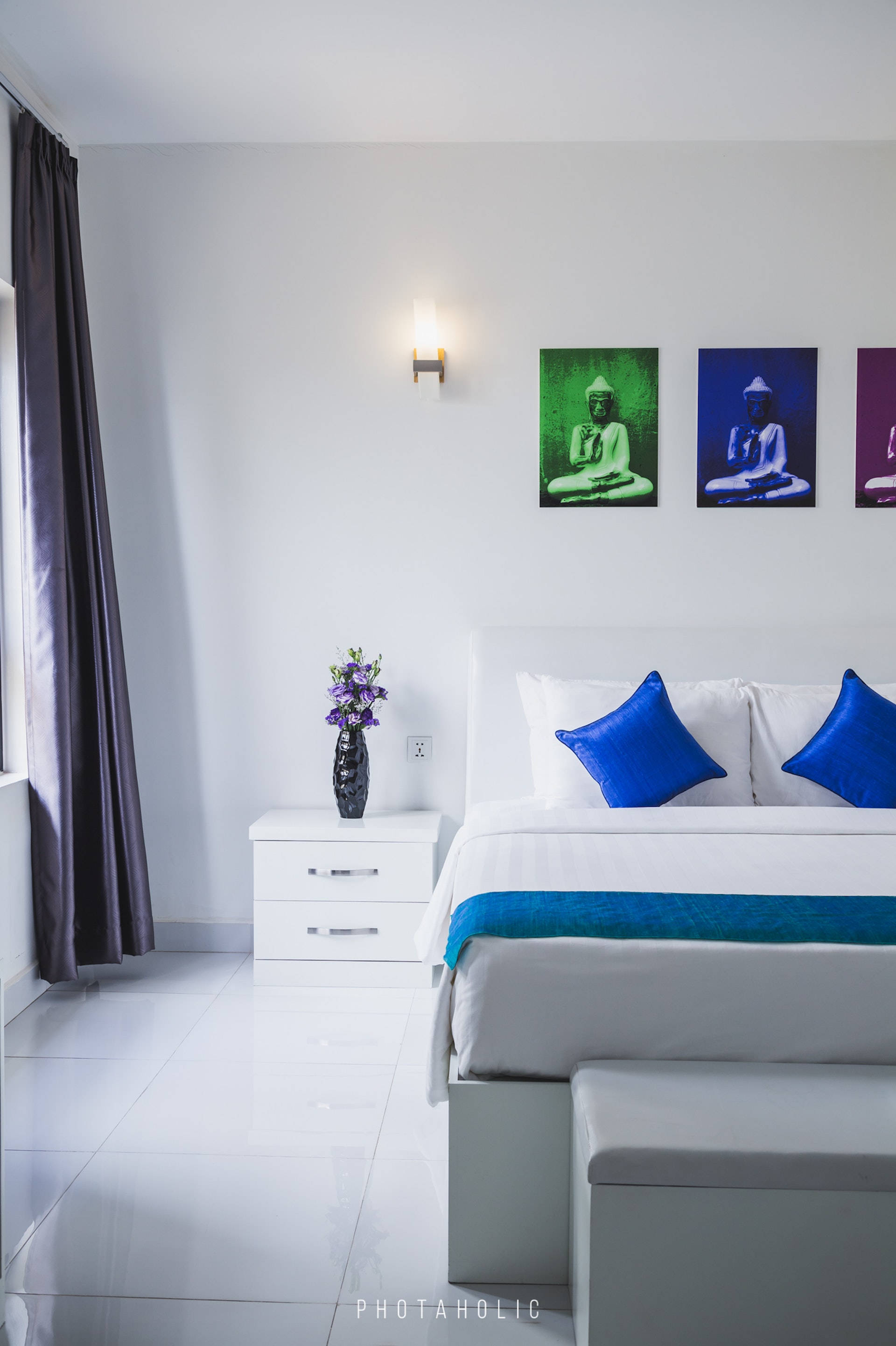Phòng ngủ trắng thanh bình với gối nhấn xanh Hình nền
