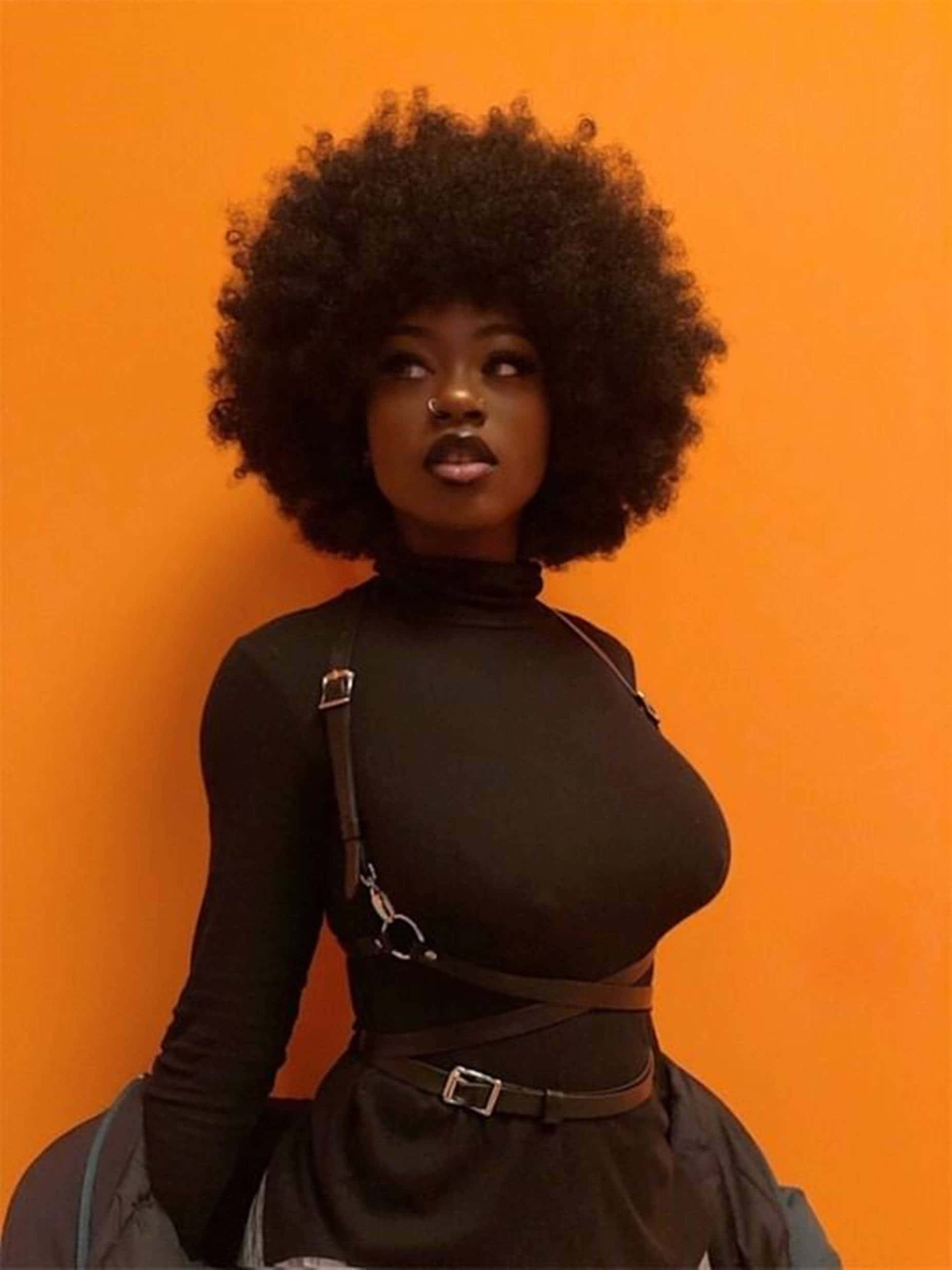 Phụ nữ da đen quyến rũ với tóc Afro Hình nền