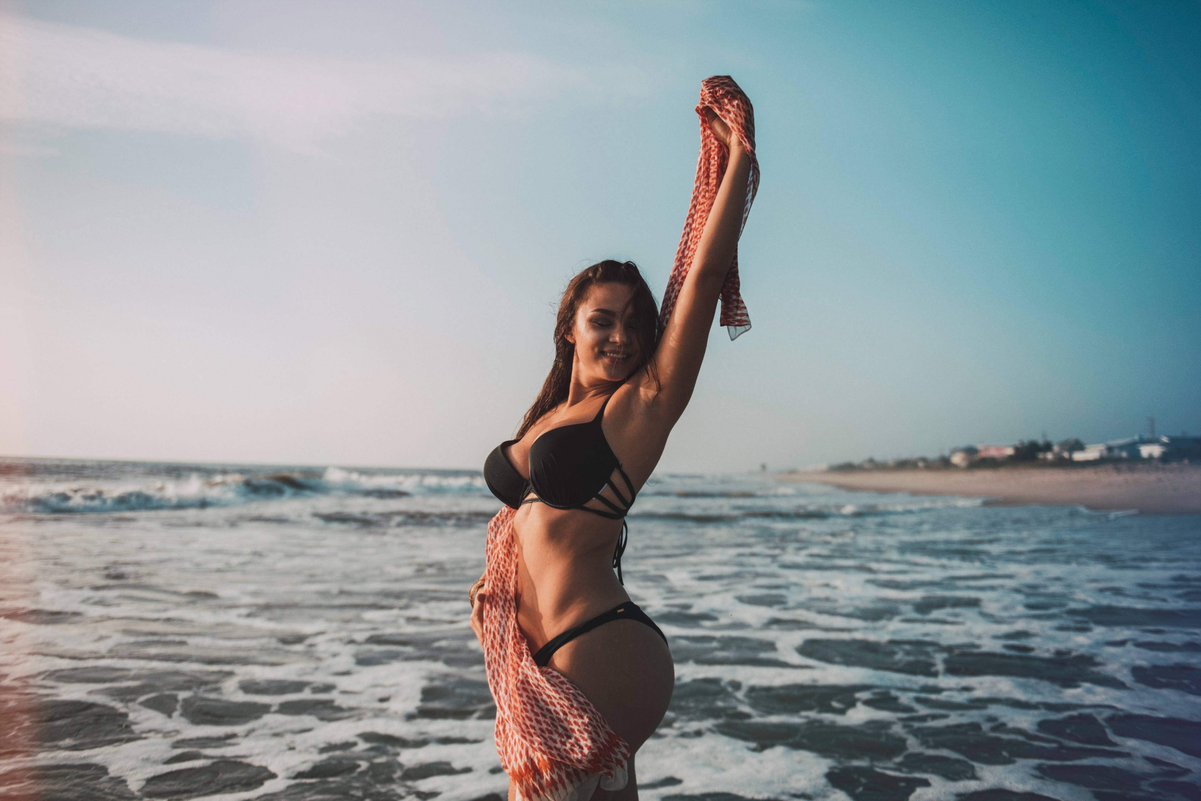 Phụ nữ hạnh phúc mặc bikini Hình nền