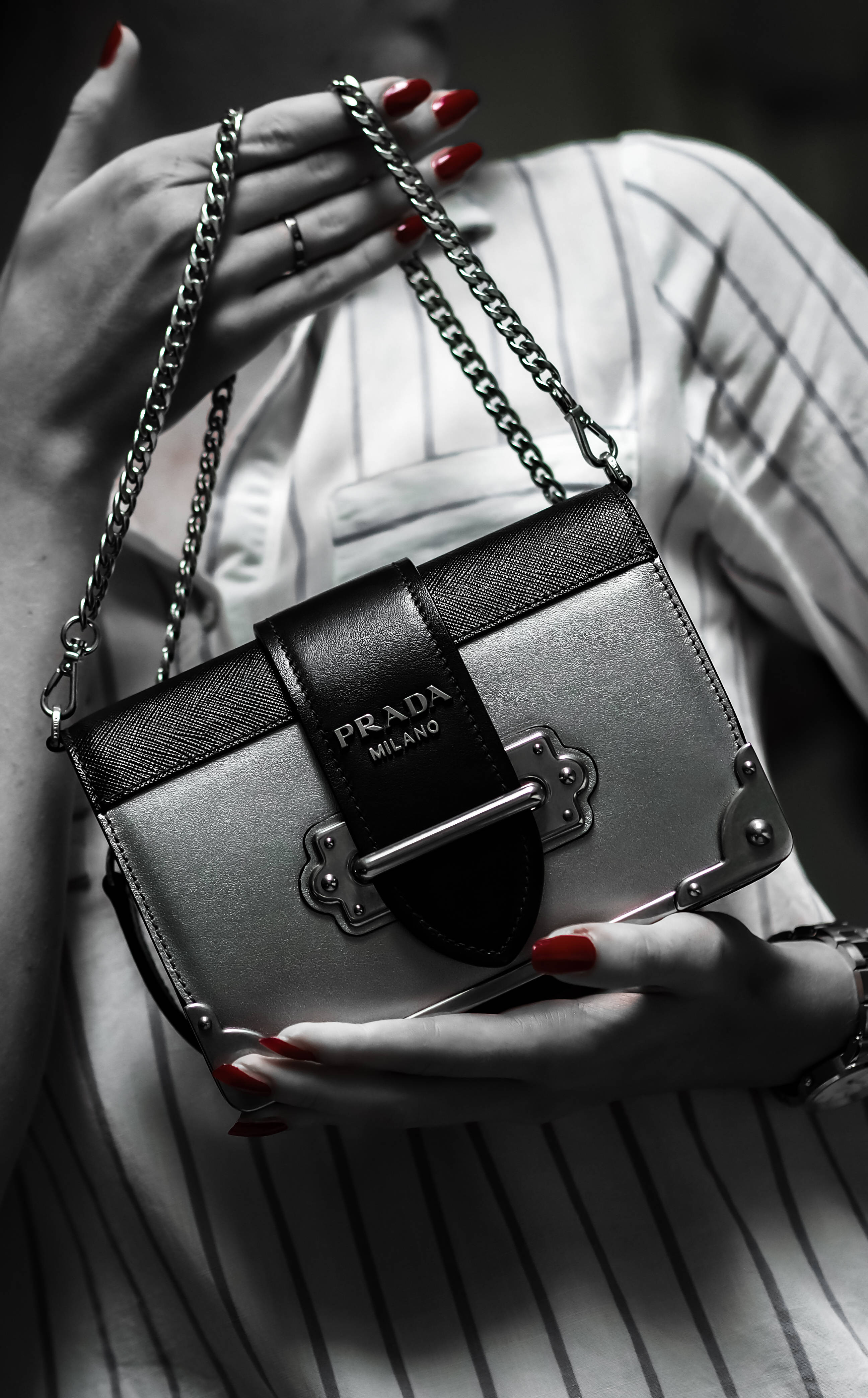 Phụ nữ Prada với móng đỏ Hình nền