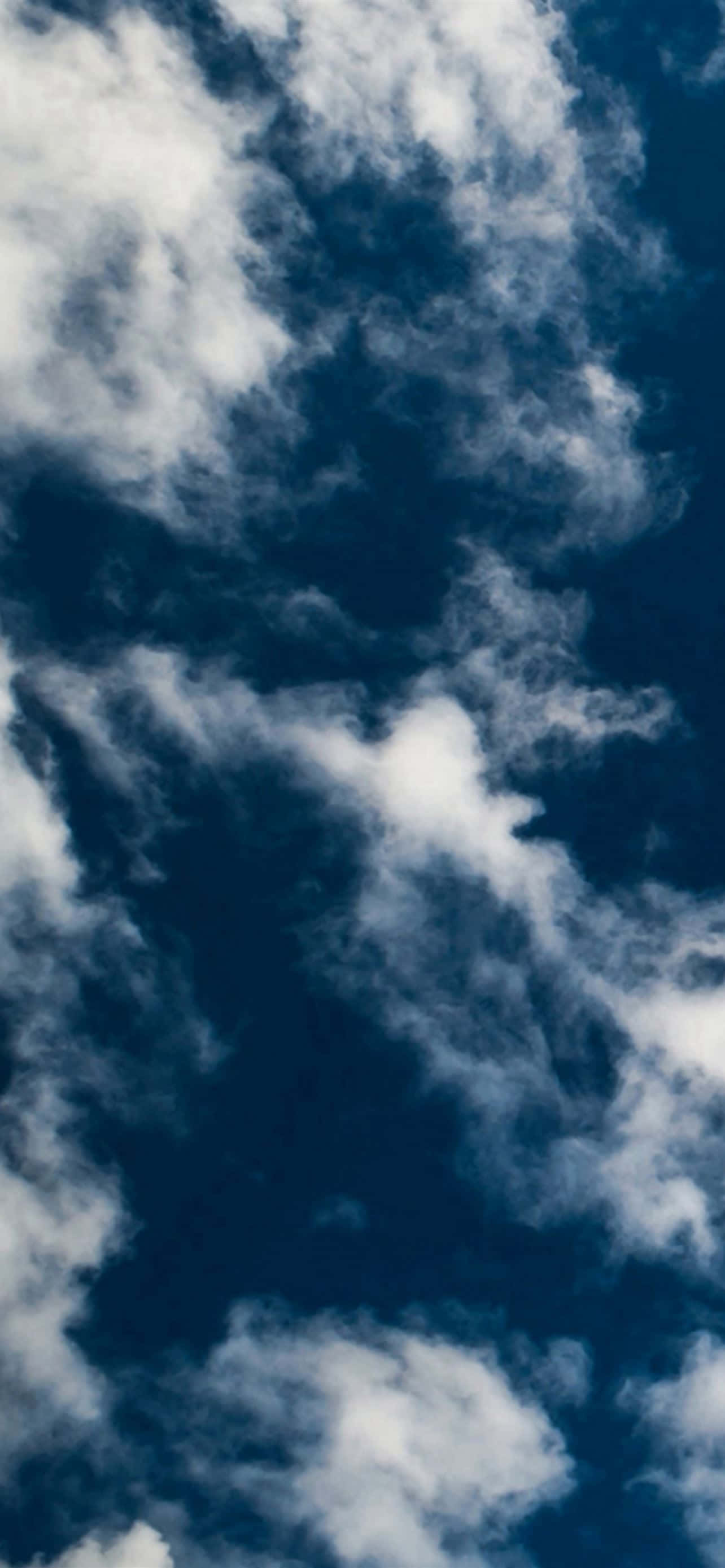 Quang cảnh ngoạn mục của những đám mây trắng hùng vĩ trên bầu trời. Hình nền