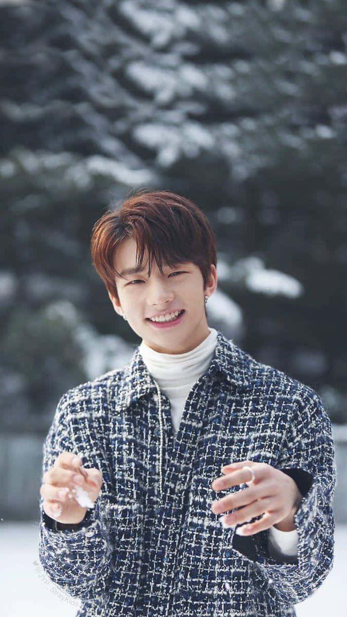 Rapper Hàn Quốc Hyunjin giữa hàng cây phủ tuyết Hình nền