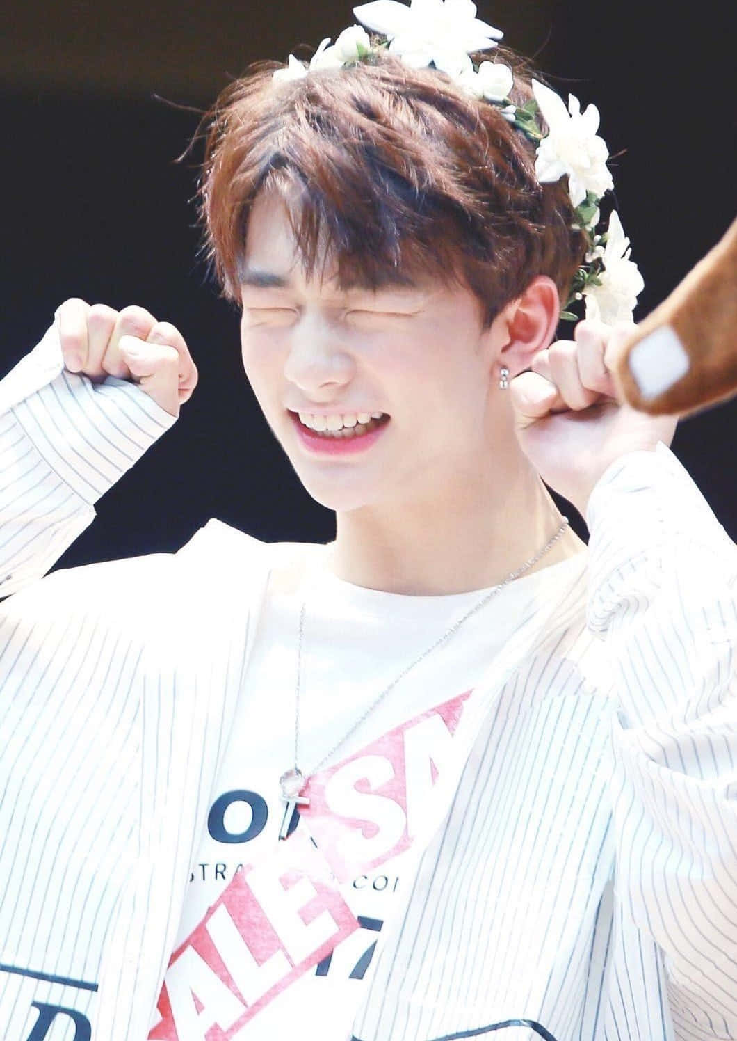 Rapper Hàn Quốc Hyunjin đội vương miện hoa Hình nền