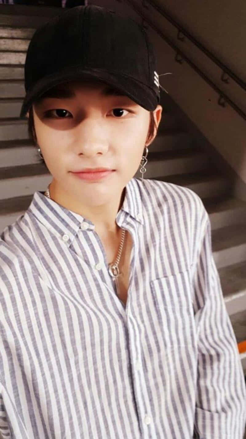 Rapper Hàn Quốc Hyunjin Tự Sướng Với Mũ Lưỡi Trai Đen Hình nền