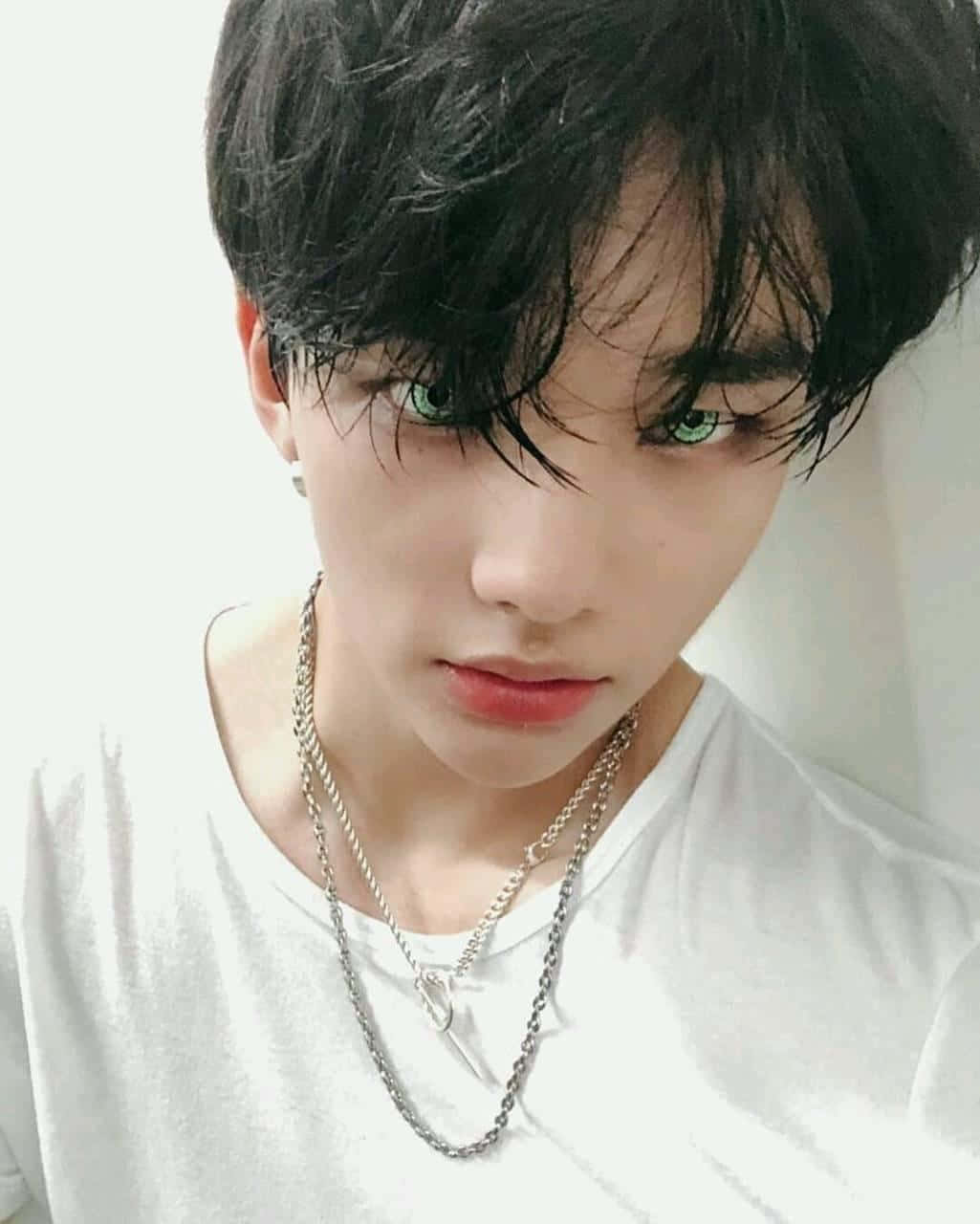 Rapper Hàn Quốc Hyunjin Kính Áp Tròng Màu Xanh Hình nền