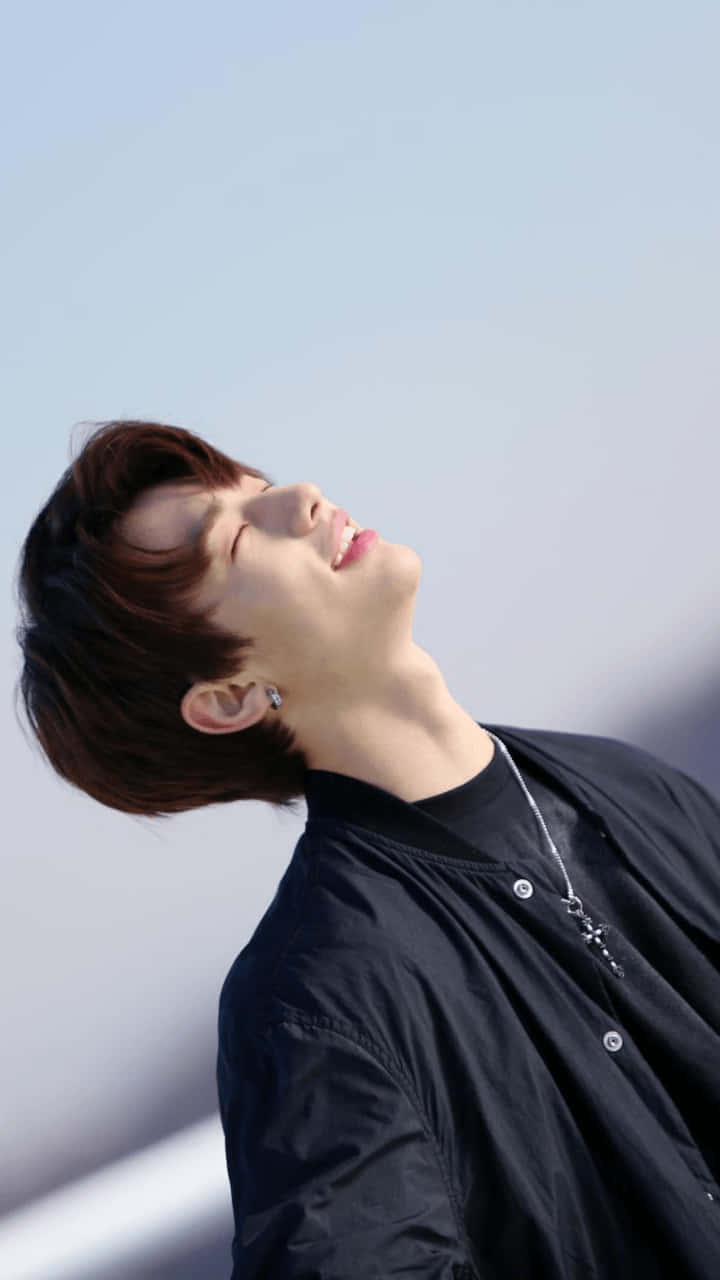 Rapper Hàn Quốc Hyunjin nhắm mắt Hình nền