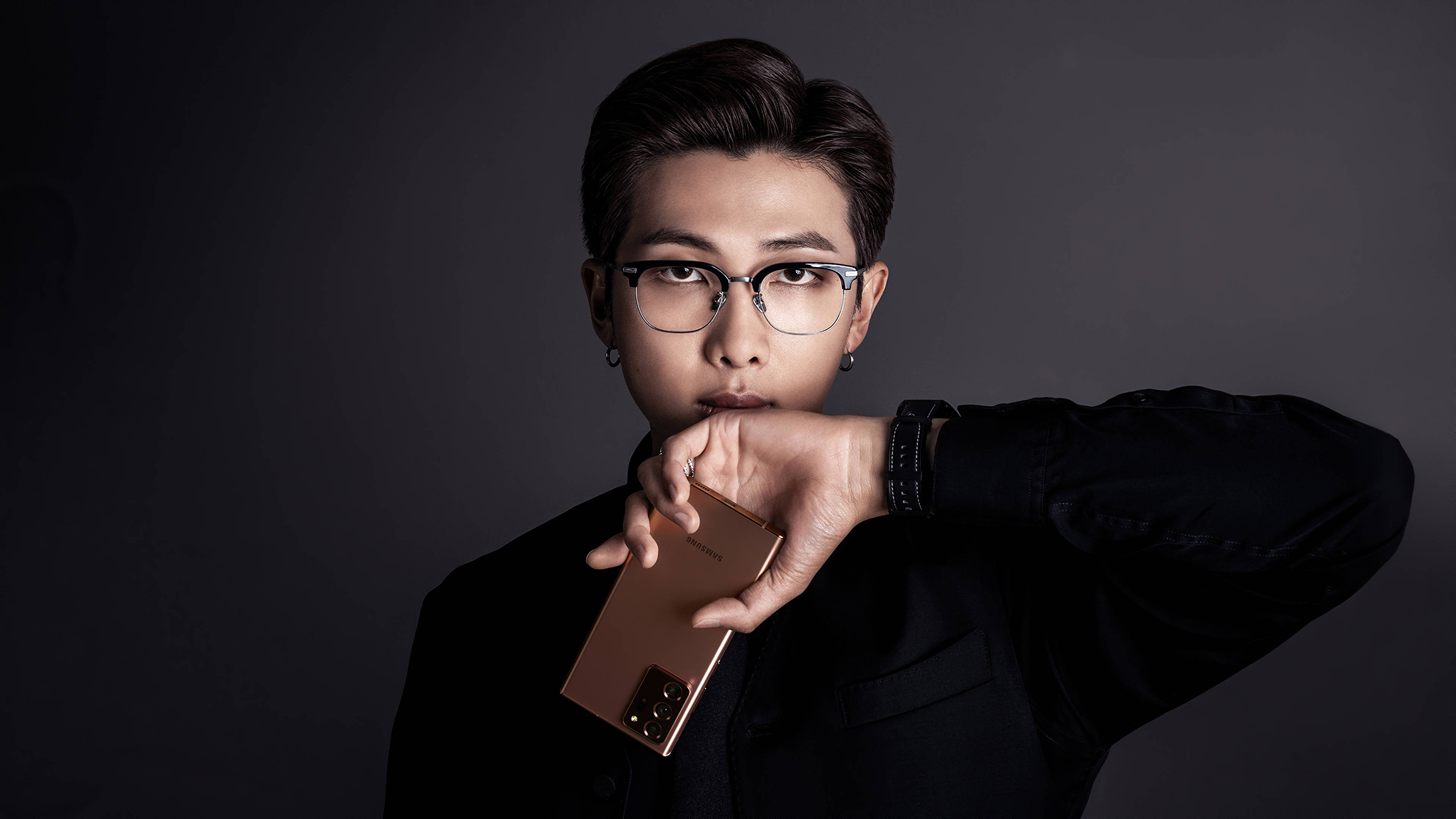 RM BTS tạo dáng cùng điện thoại phong cách thẩm mỹ Hình nền