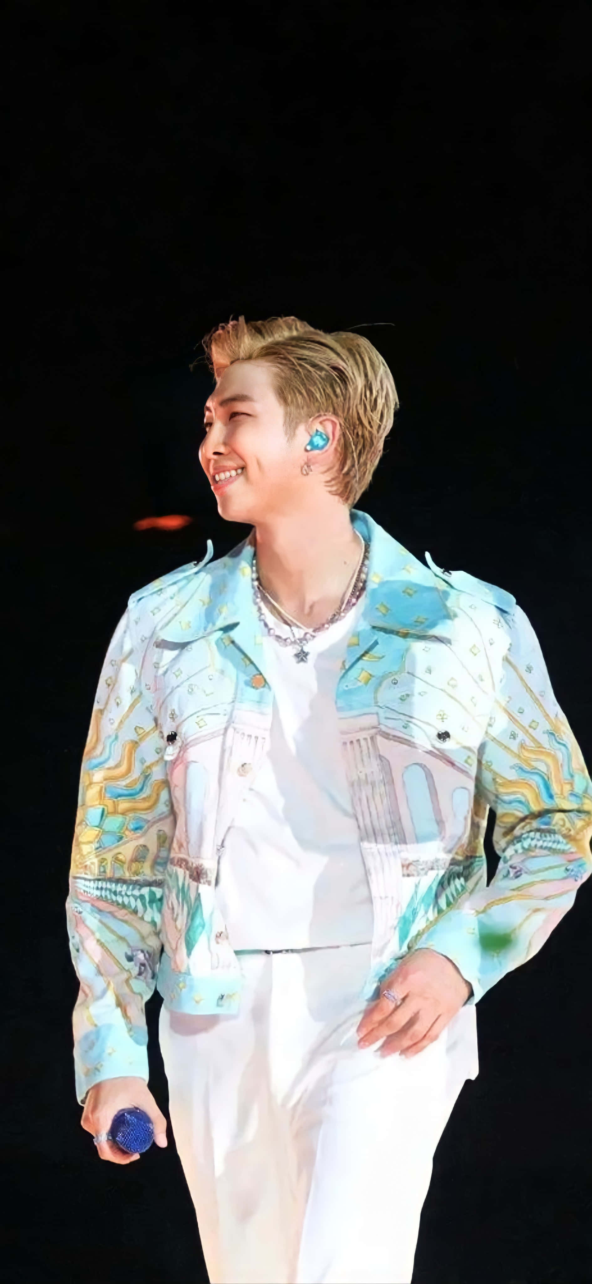 RM, trưởng nhóm của ban nhạc nam Hàn Quốc BTS. Hình nền