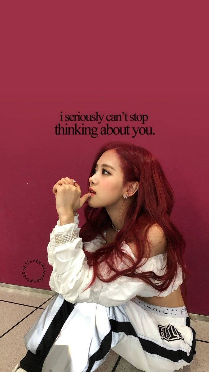 Hình nền Blackpink của Rose đang suy nghĩ bên cạnh bức tường có dòng chữ