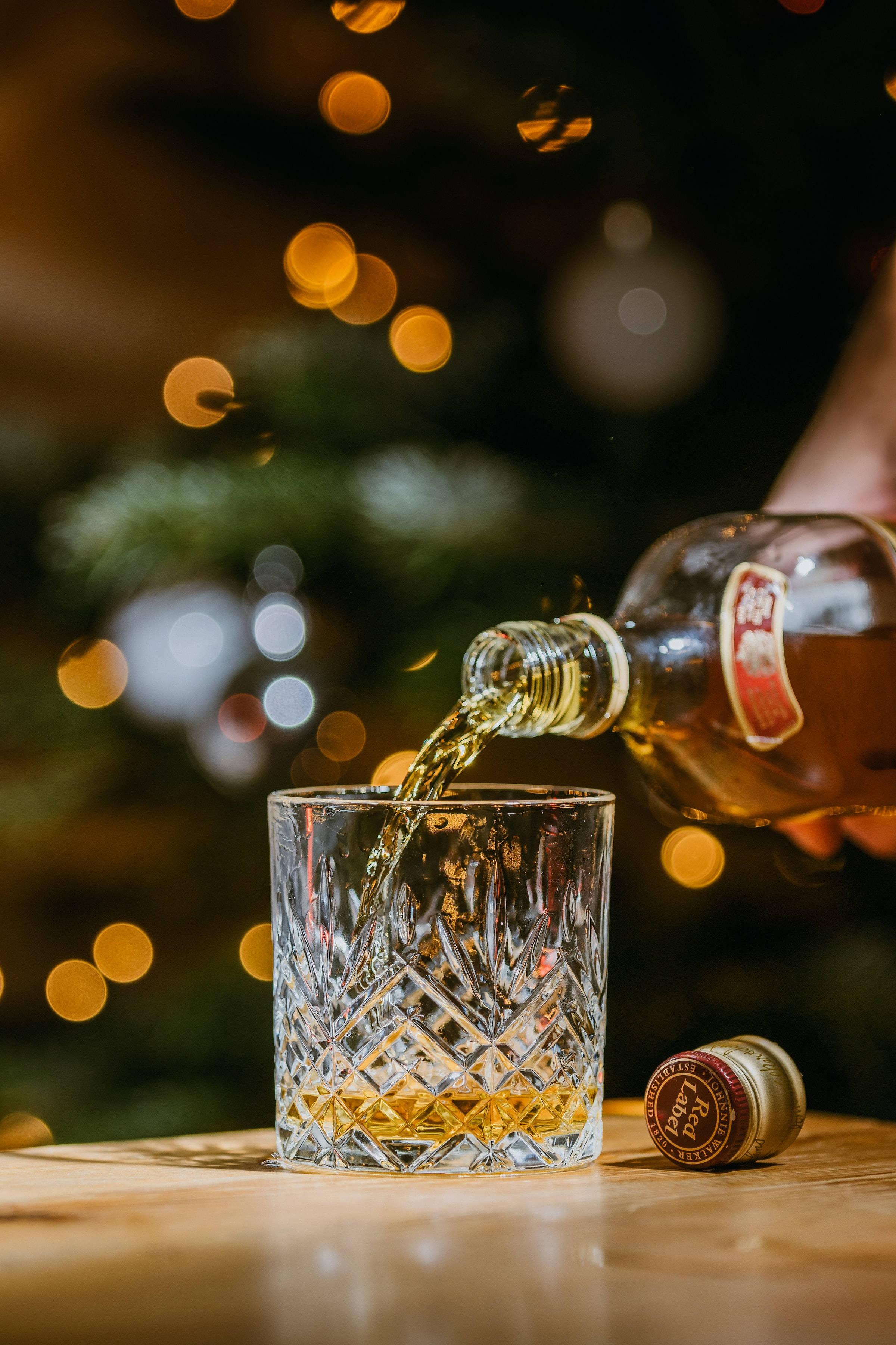 Rót rượu Whiskey Giáng sinh vào ly Hình nền