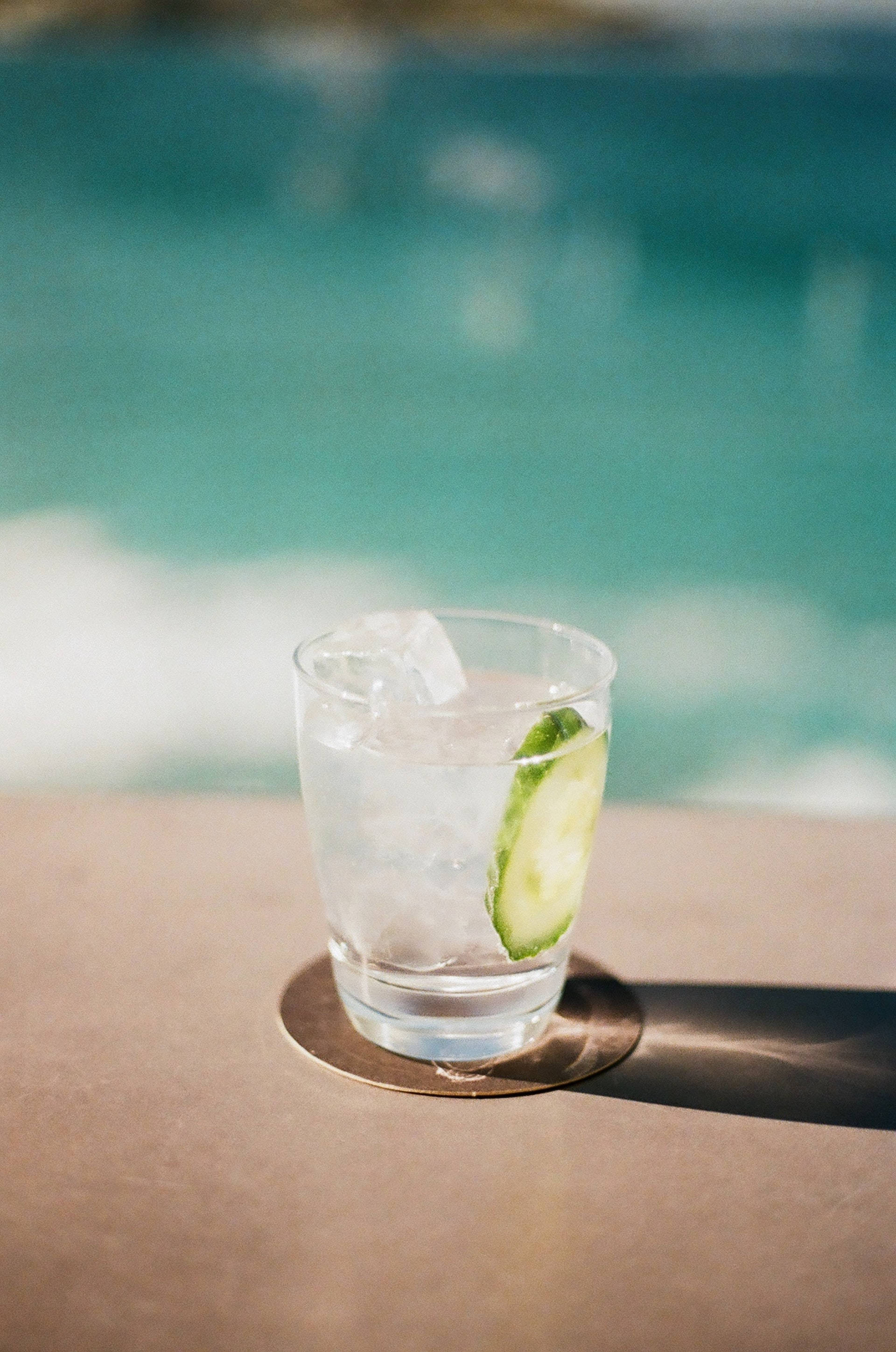 Rượu Gin Mát Lạnh Kèm Dưa Chuột Thái Lát Hình nền