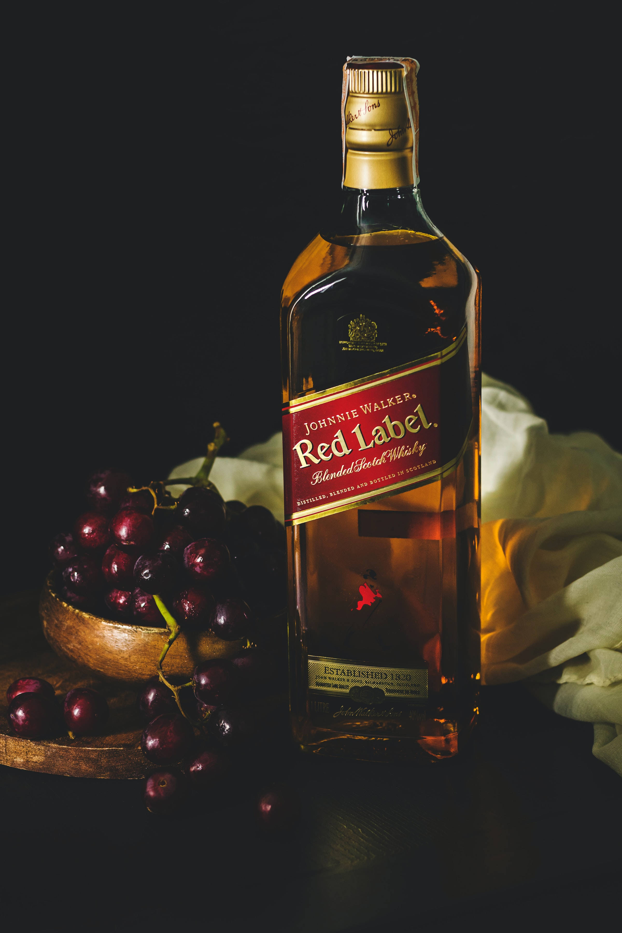 Rượu Whiskey Red Label cao cấp với anh đào tươi Hình nền