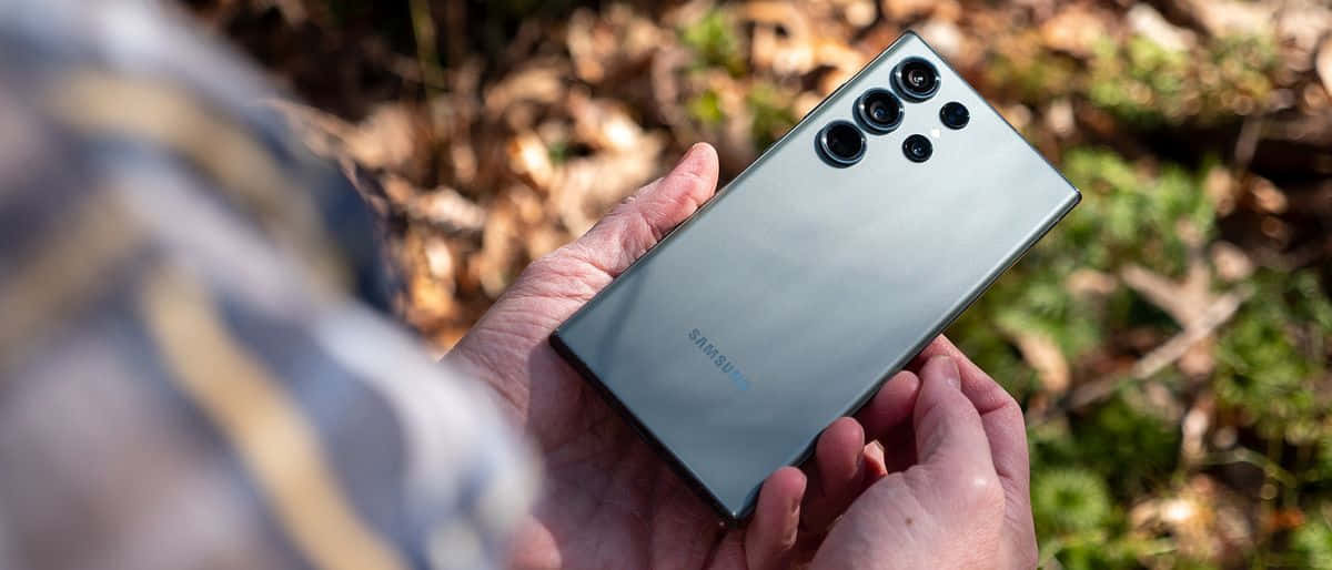 Samsung S23 Ultra Cầm Tay Ngoài Trời Hình nền
