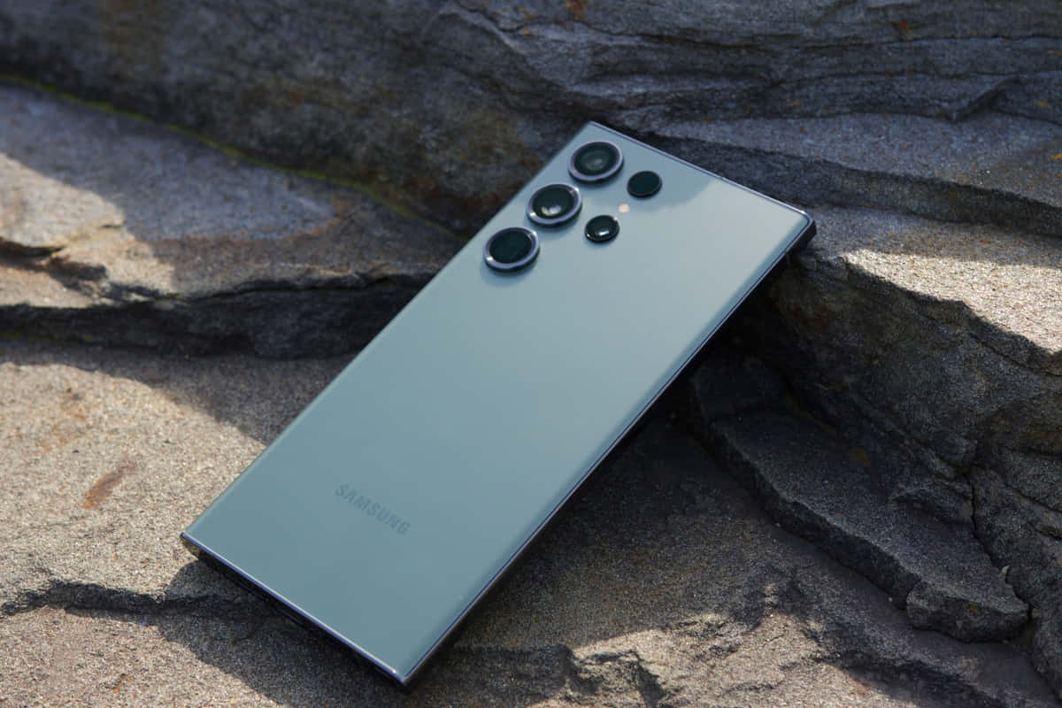 Samsung S23 Ultra trên bề mặt đá Hình nền