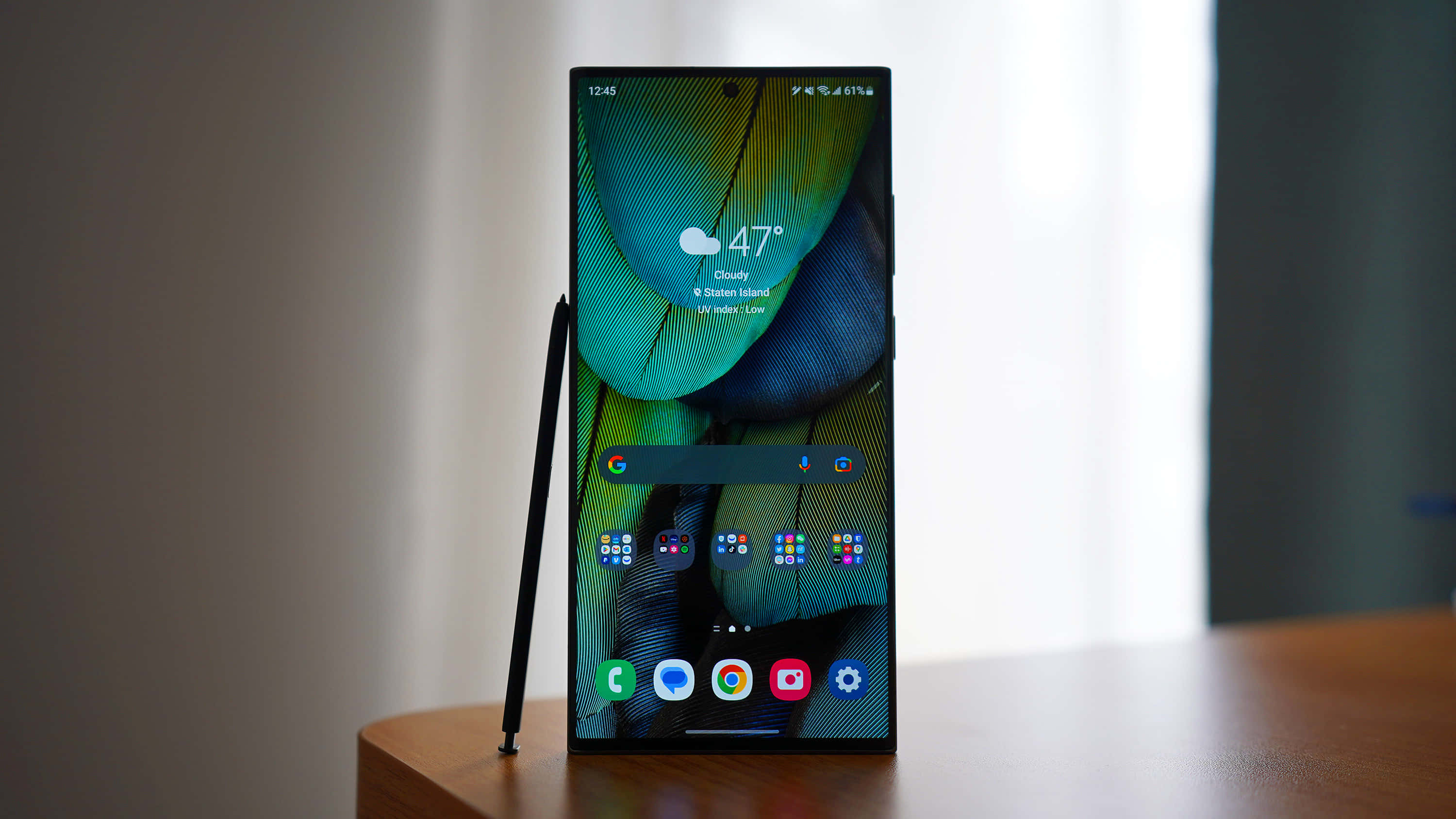 Samsung S23 Ultra với bút S Pen được trưng bày Hình nền