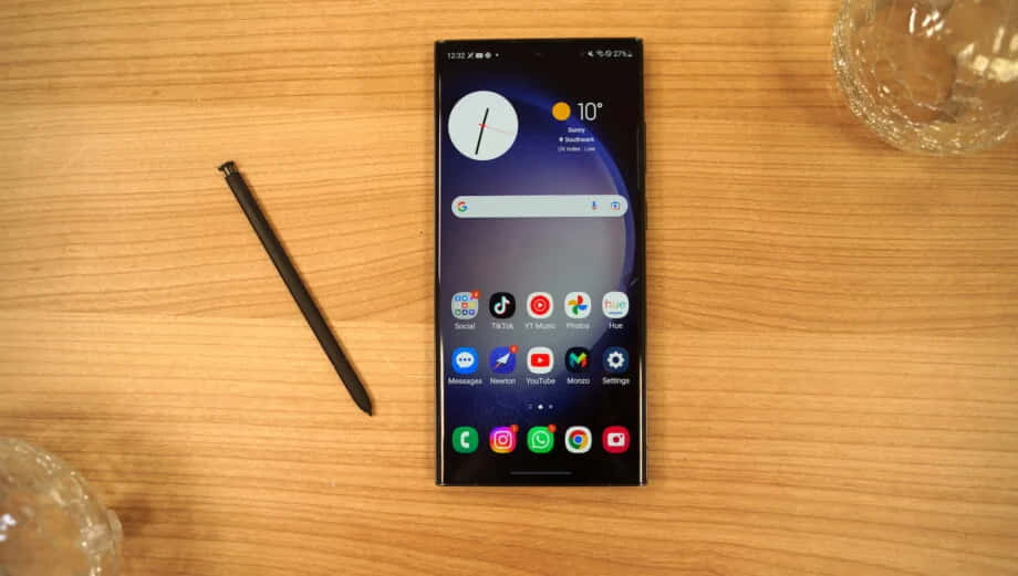 Samsung S23 Ultra với S Pen trên bàn Hình nền