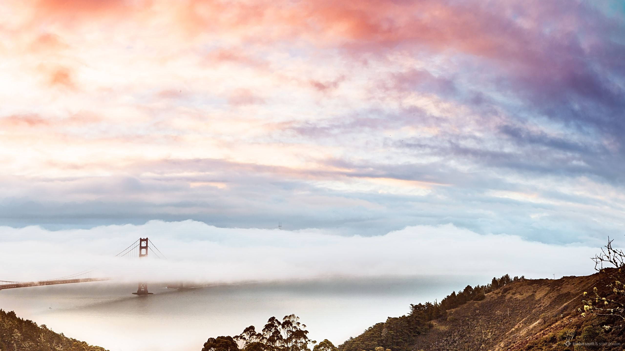 San Francisco’s Golden Gate Bridge lit up at night – a perfect accompaniment to your new MacBook. Hình nền